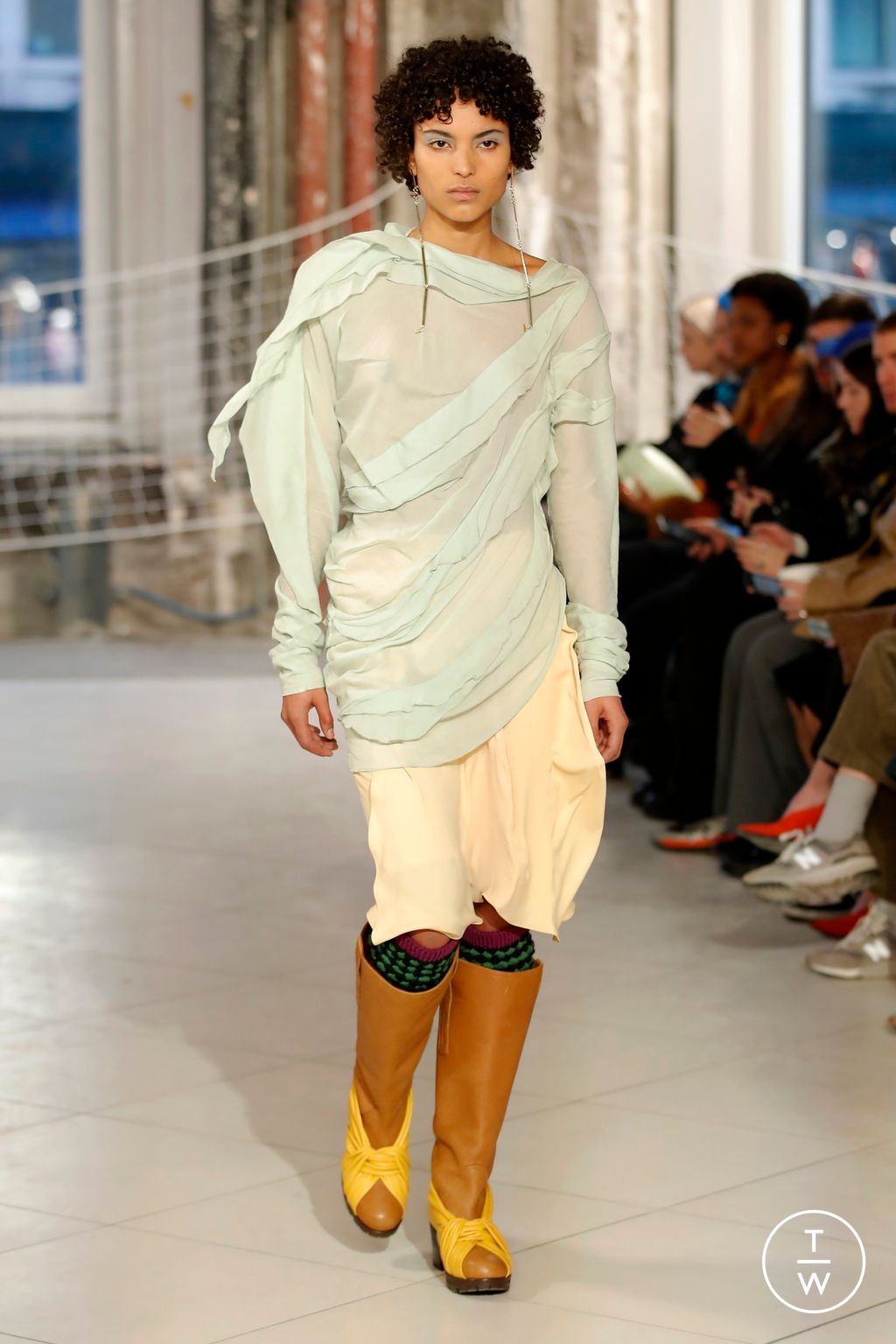 Fashion Week Paris Fall/Winter 2024 look 12 de la collection Kiko Kostadinov womenswear