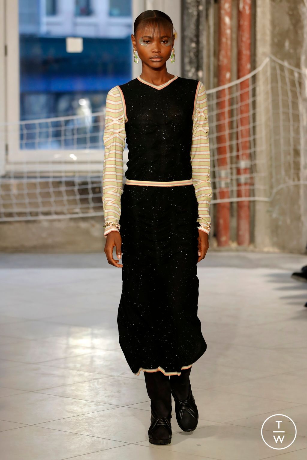 Fashion Week Paris Fall/Winter 2024 look 13 de la collection Kiko Kostadinov womenswear