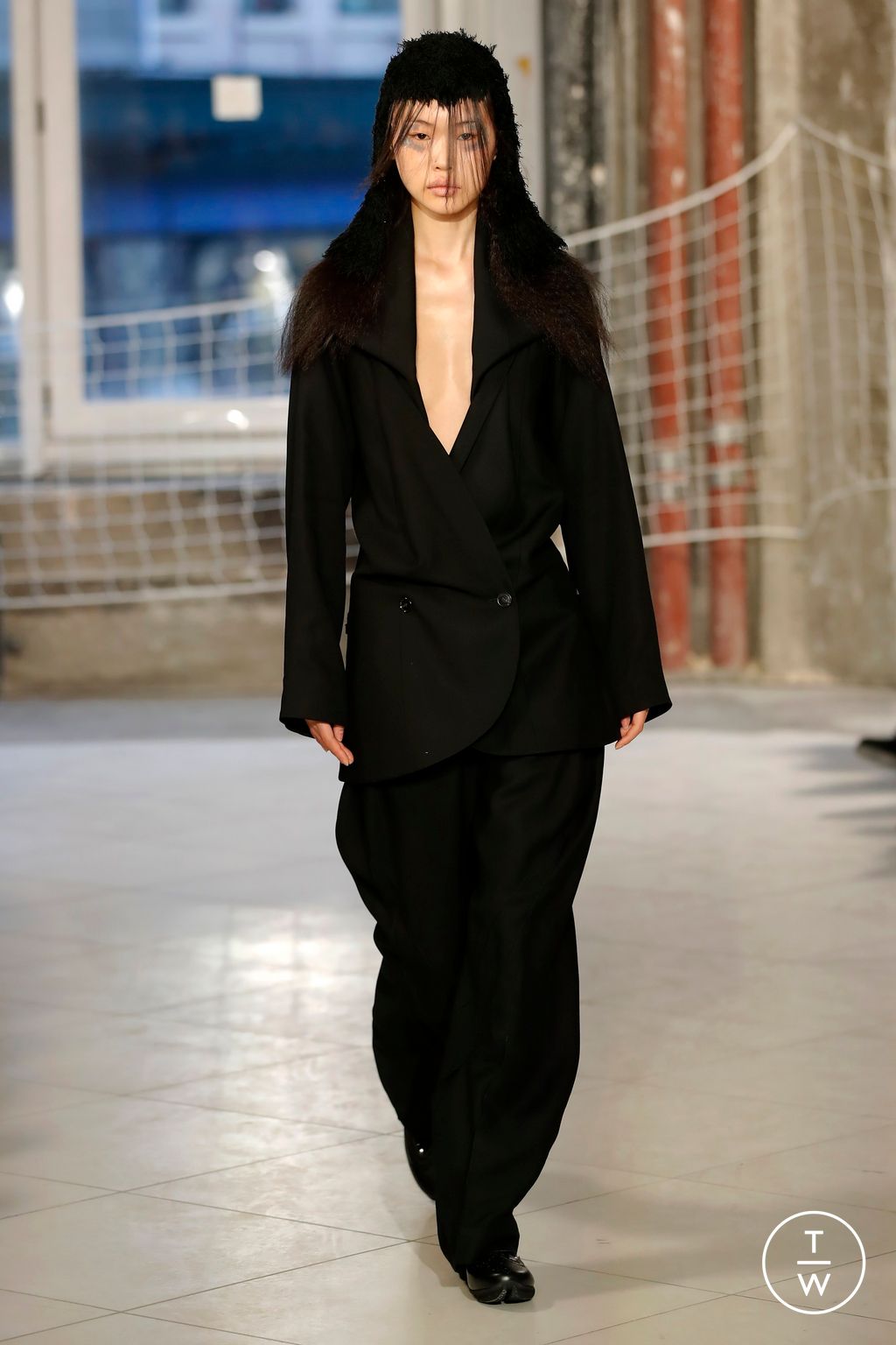 Fashion Week Paris Fall/Winter 2024 look 17 from the Kiko Kostadinov collection womenswear
