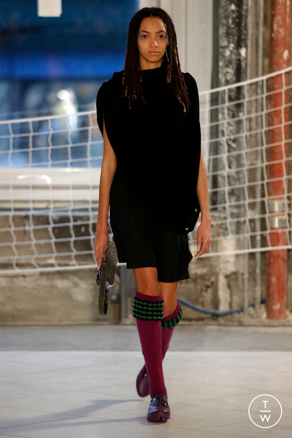 Fashion Week Paris Fall/Winter 2024 look 18 de la collection Kiko Kostadinov womenswear