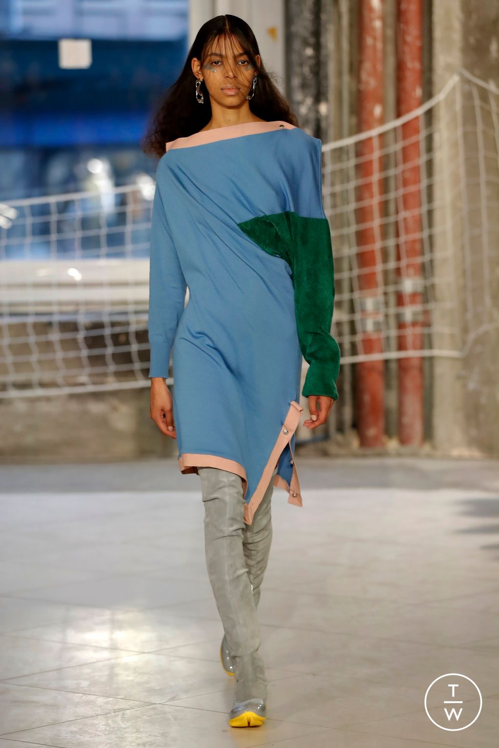 Fashion Week Paris Fall/Winter 2024 look 19 de la collection Kiko Kostadinov womenswear