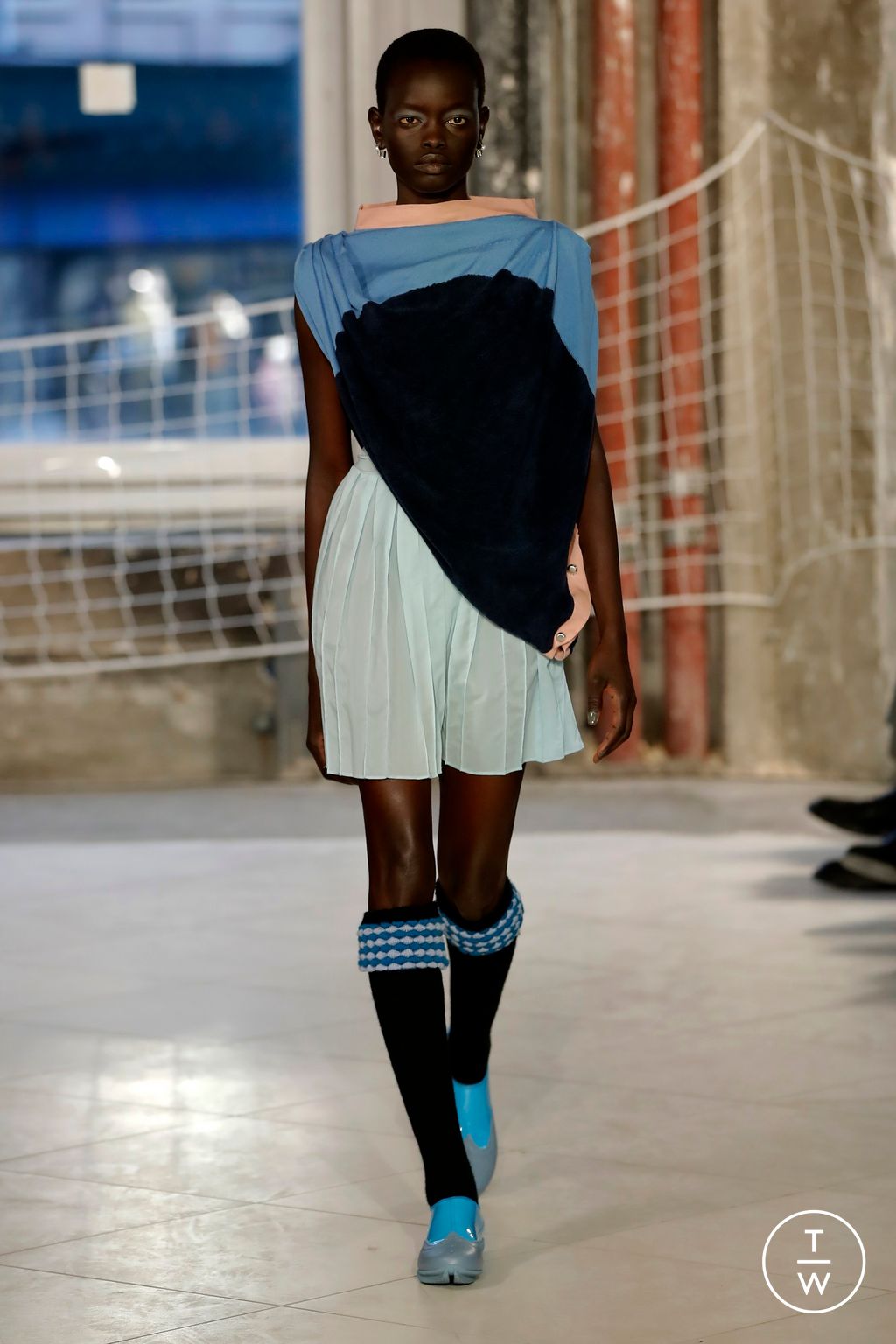 Fashion Week Paris Fall/Winter 2024 look 20 de la collection Kiko Kostadinov womenswear