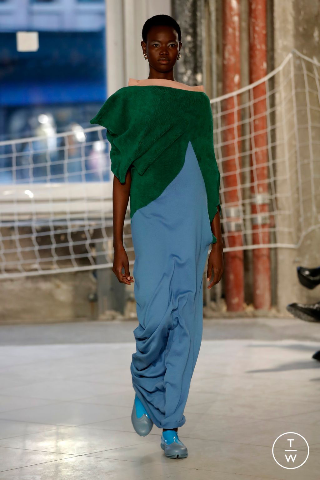 Fashion Week Paris Fall/Winter 2024 look 22 de la collection Kiko Kostadinov womenswear