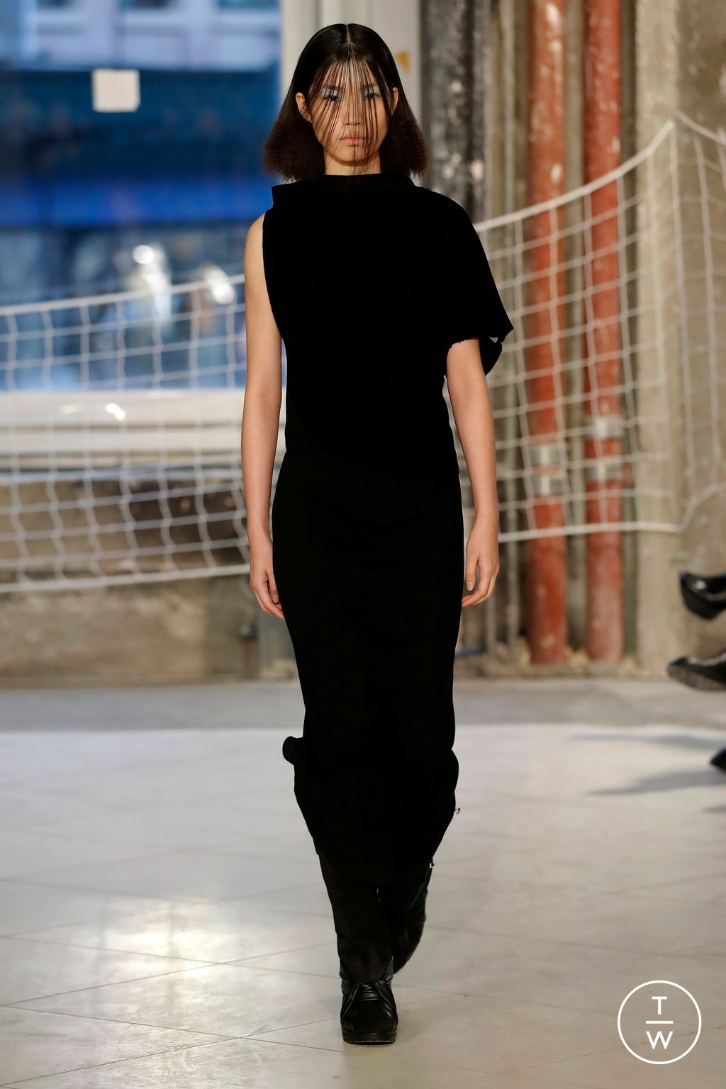 Fashion Week Paris Fall/Winter 2024 look 23 from the Kiko Kostadinov collection womenswear