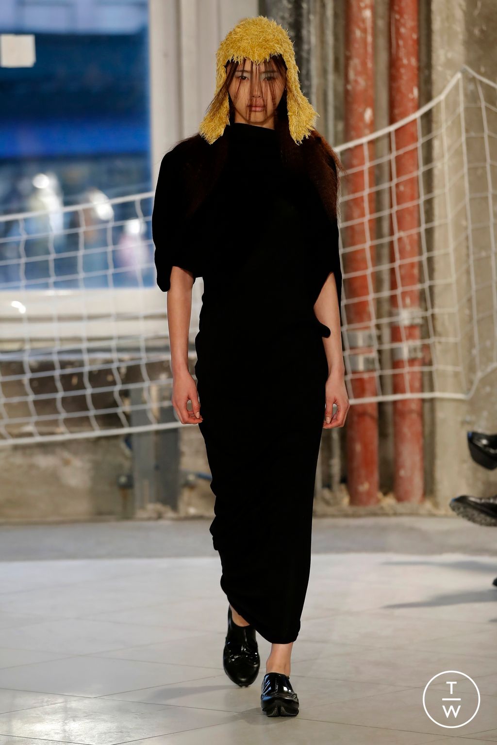 Fashion Week Paris Fall/Winter 2024 look 25 from the Kiko Kostadinov collection womenswear
