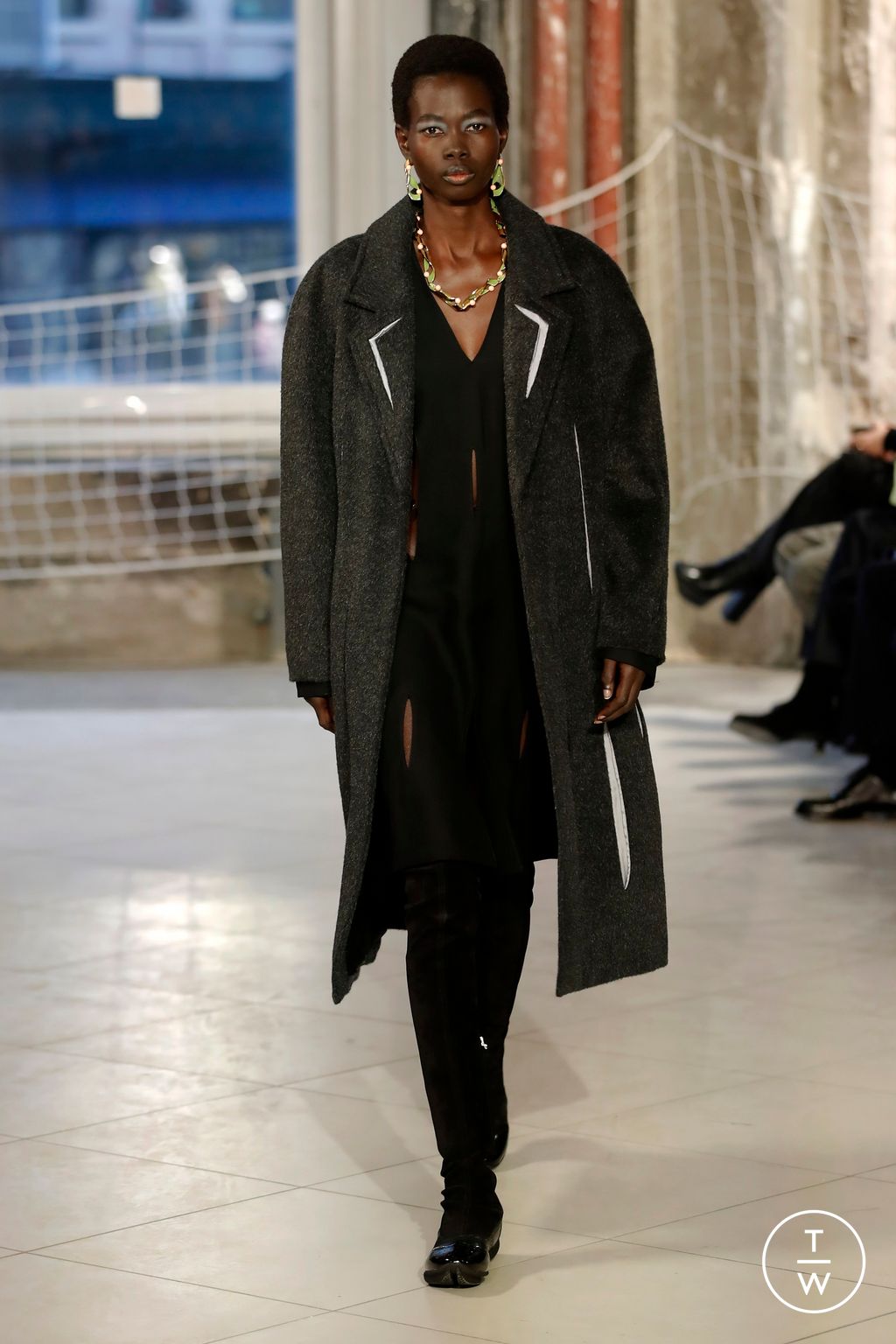 Fashion Week Paris Fall/Winter 2024 look 34 de la collection Kiko Kostadinov womenswear