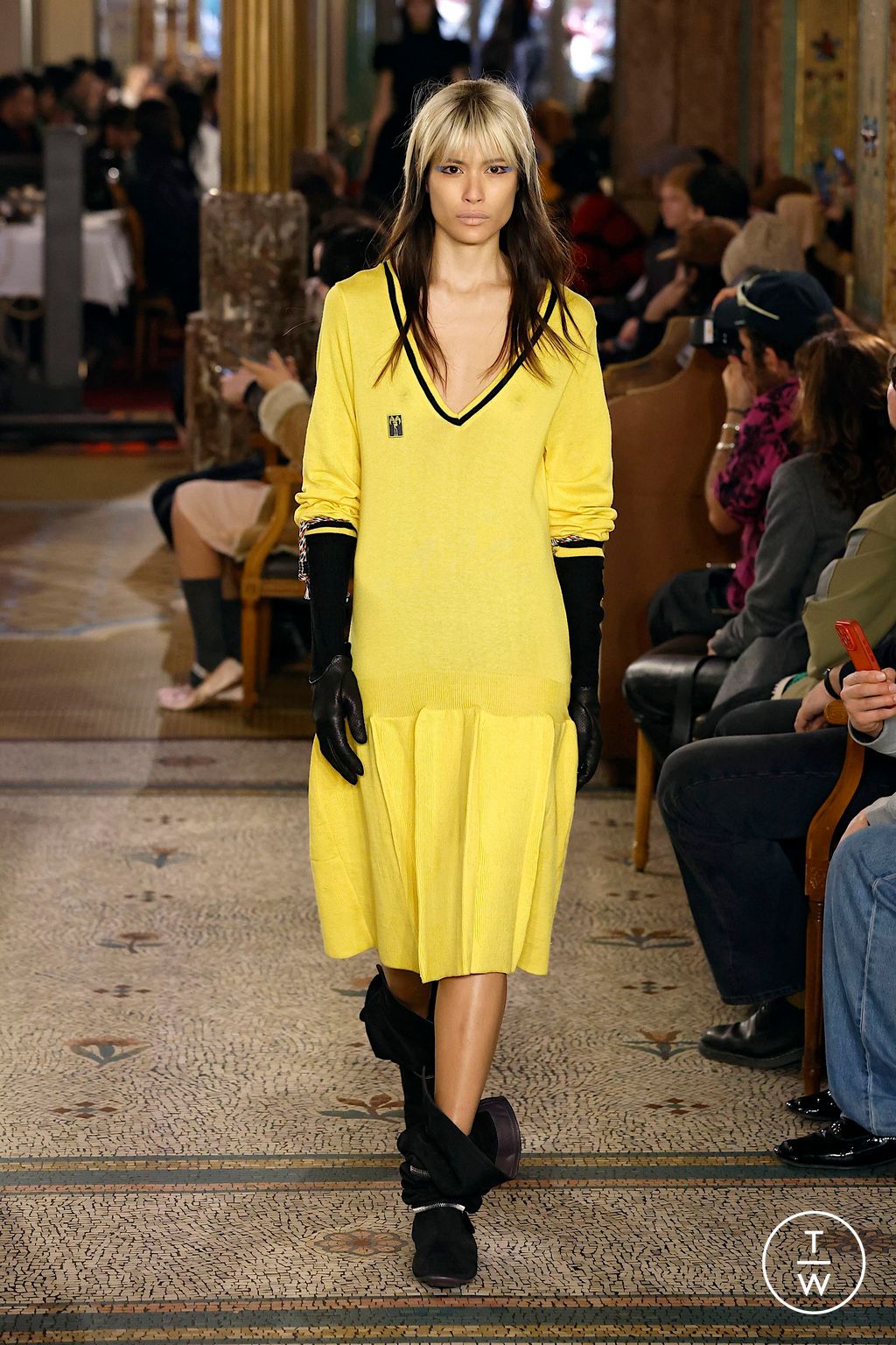 Fashion Week Paris Fall/Winter 2025 look 17 from the Kiko Kostadinov collection womenswear