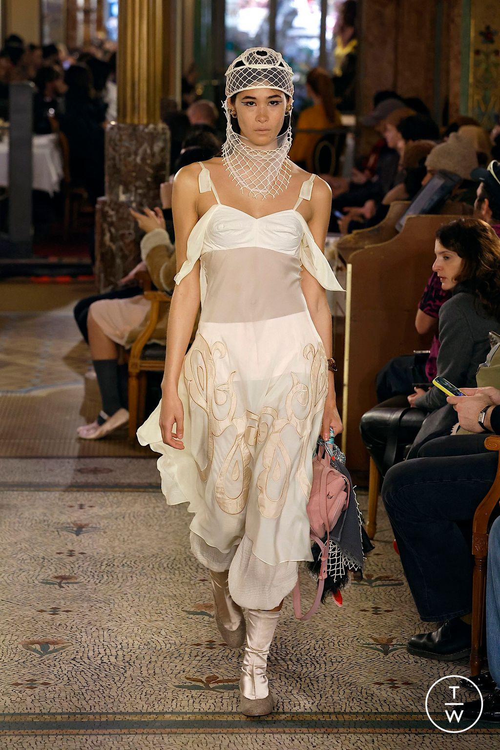 Fashion Week Paris Fall/Winter 2025 look 28 from the Kiko Kostadinov collection womenswear