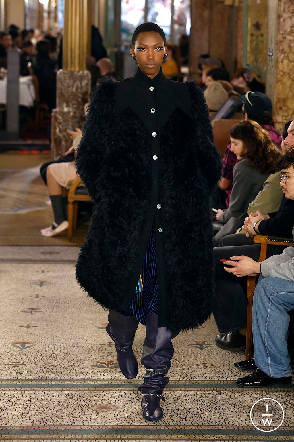 Fashion Week Paris Fall/Winter 2025 look 38 from the Kiko Kostadinov collection womenswear