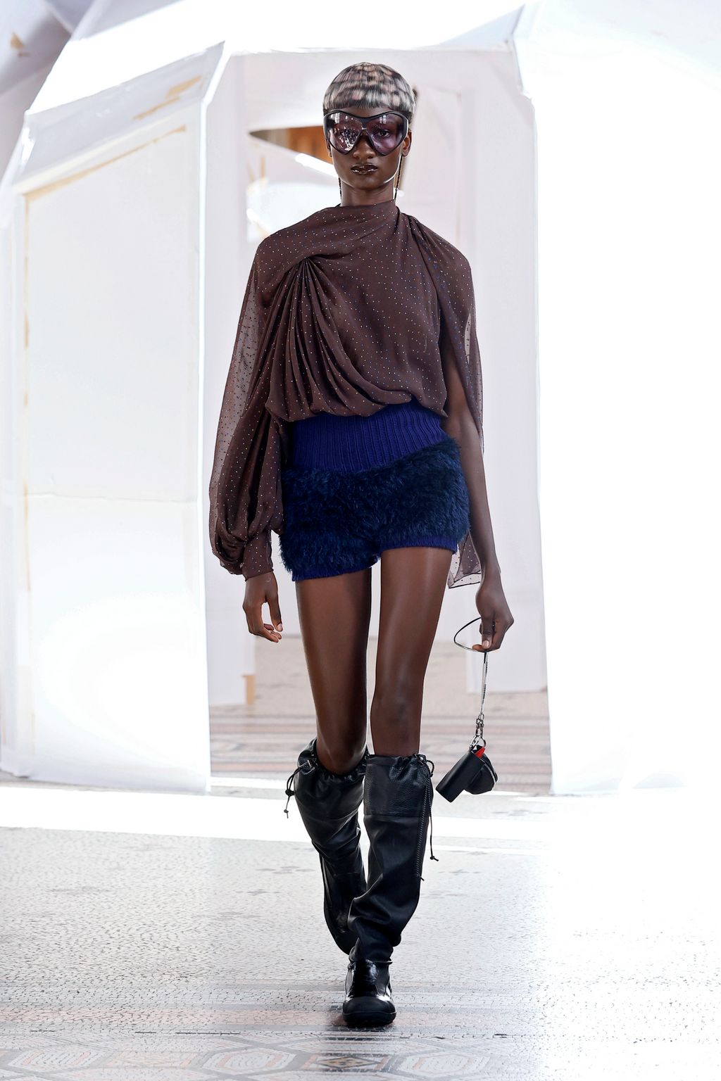 Fashion Week Paris Fall/Winter 2026 look 18 de la collection Kiko Kostadinov womenswear