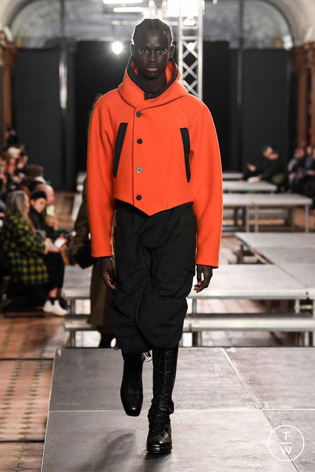 Fashion Week Paris Fall/Winter 2023 look 1 de la collection Kiko Kostadinov menswear