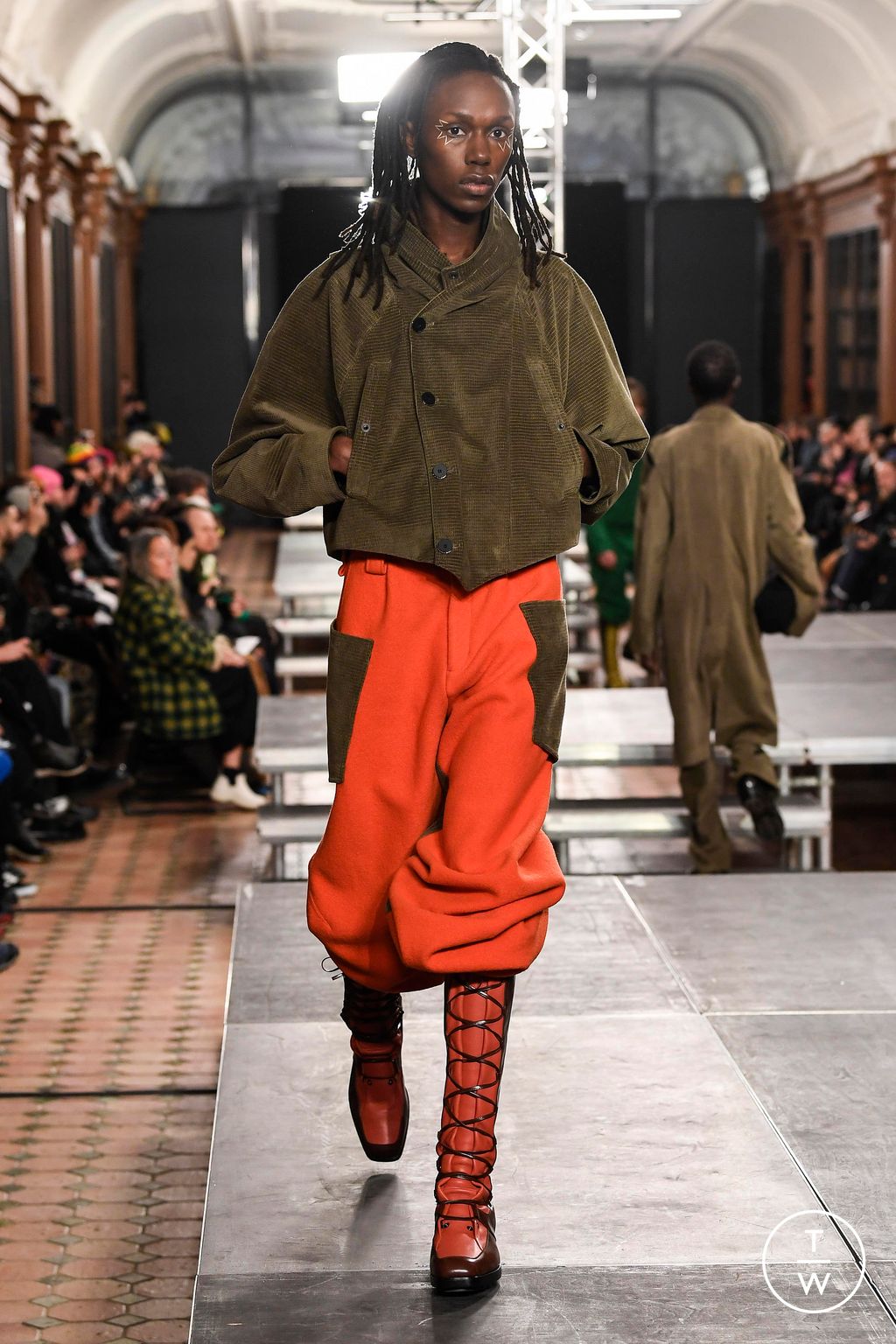 Fashion Week Paris Fall/Winter 2023 look 3 de la collection Kiko Kostadinov menswear