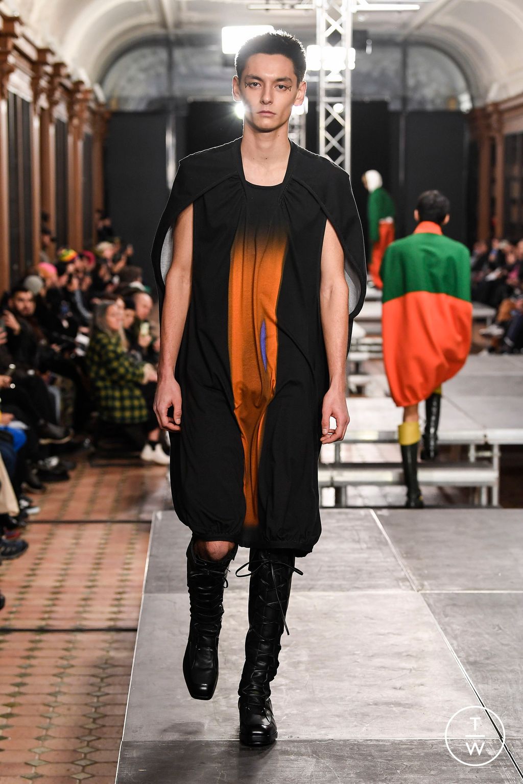 Fashion Week Paris Fall/Winter 2023 look 12 de la collection Kiko Kostadinov menswear
