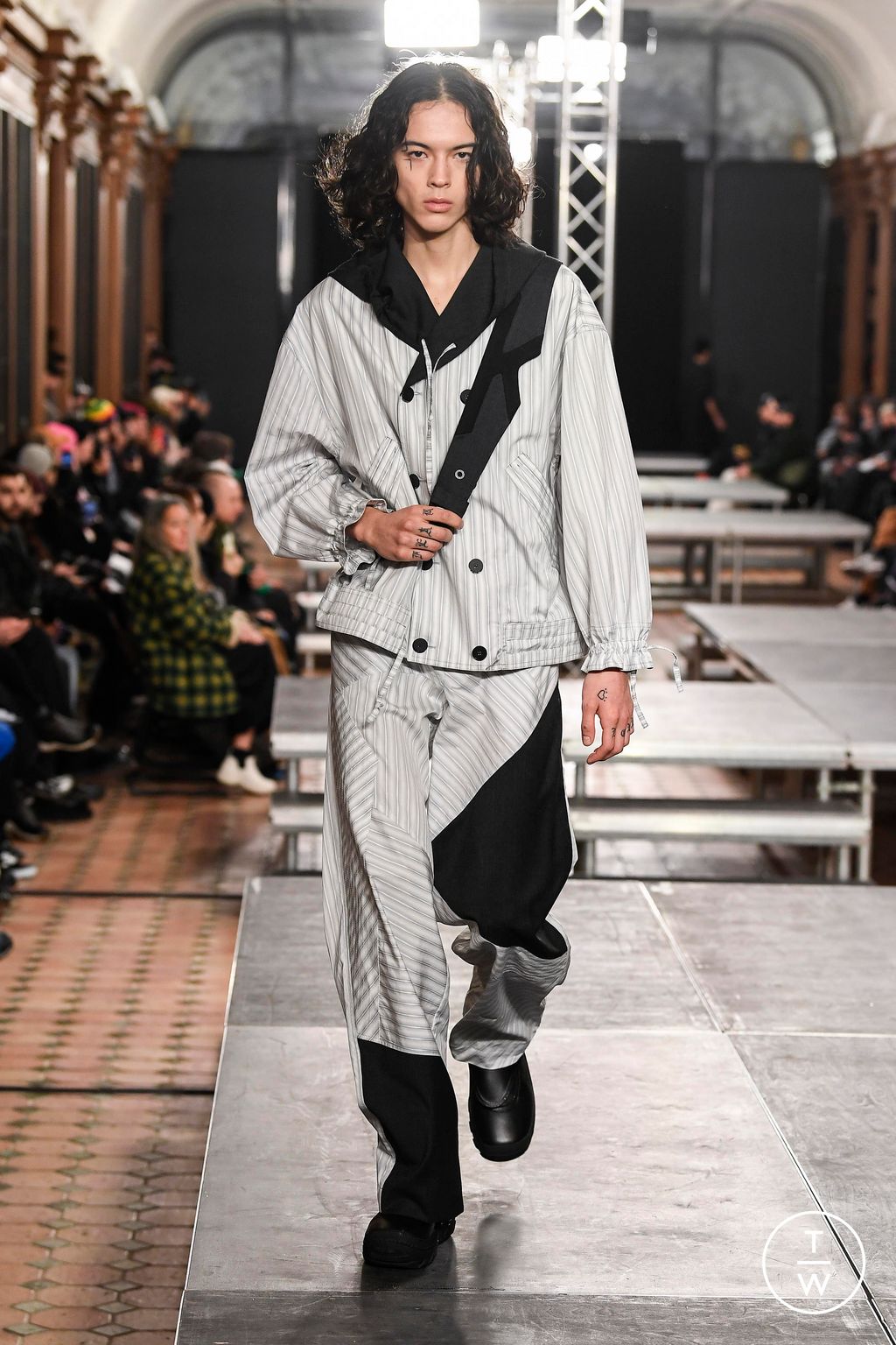 Fashion Week Paris Fall/Winter 2023 look 15 de la collection Kiko Kostadinov menswear