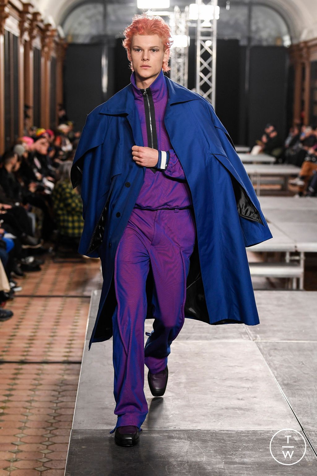 Fashion Week Paris Fall/Winter 2023 look 24 de la collection Kiko Kostadinov menswear