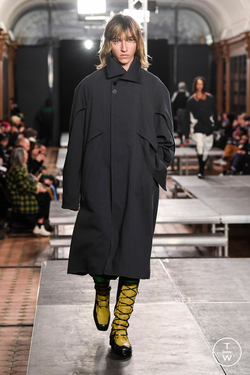 Fashion Week Paris Fall/Winter 2023 look 32 from the Kiko Kostadinov collection menswear
