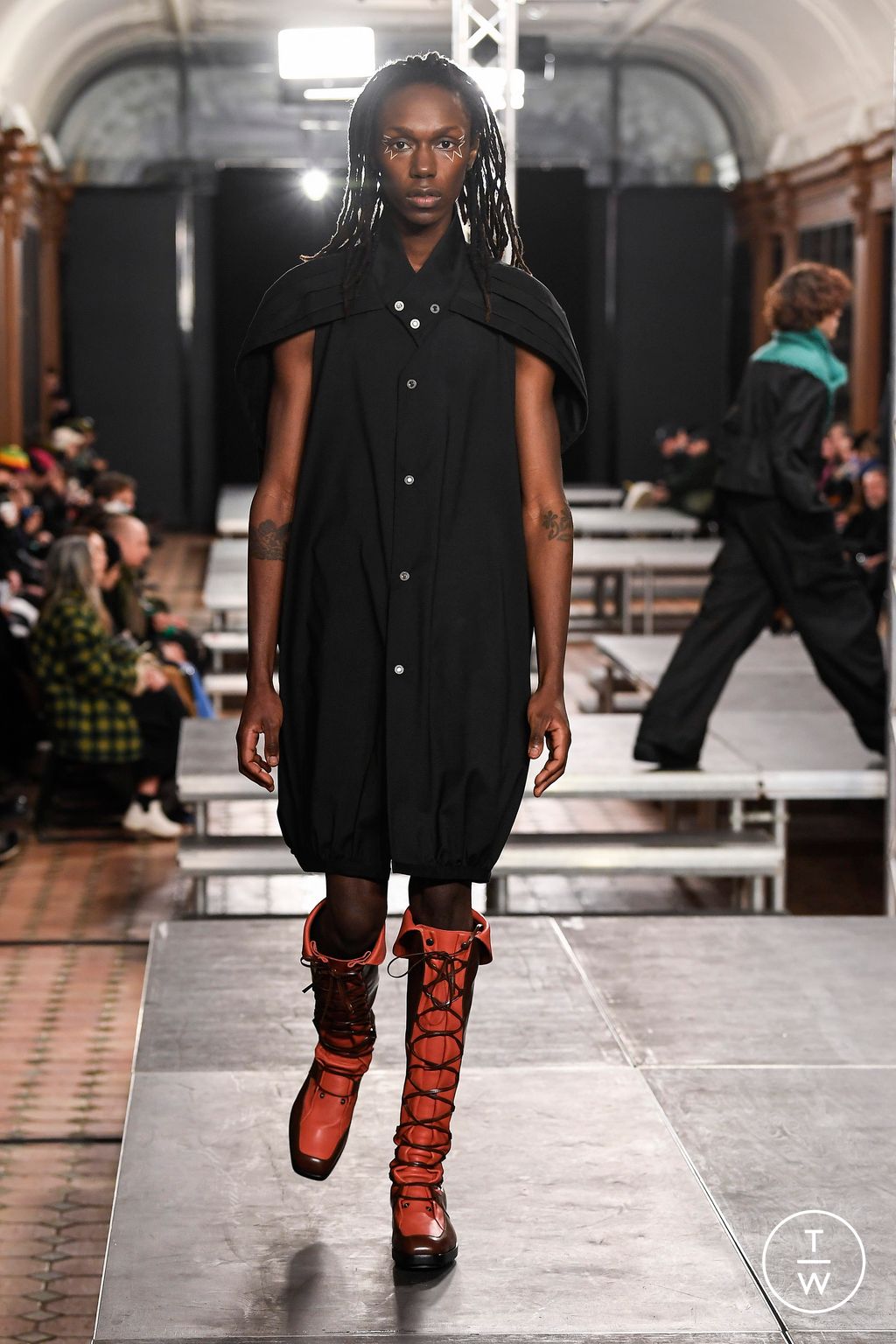 Fashion Week Paris Fall/Winter 2023 look 37 from the Kiko Kostadinov collection menswear
