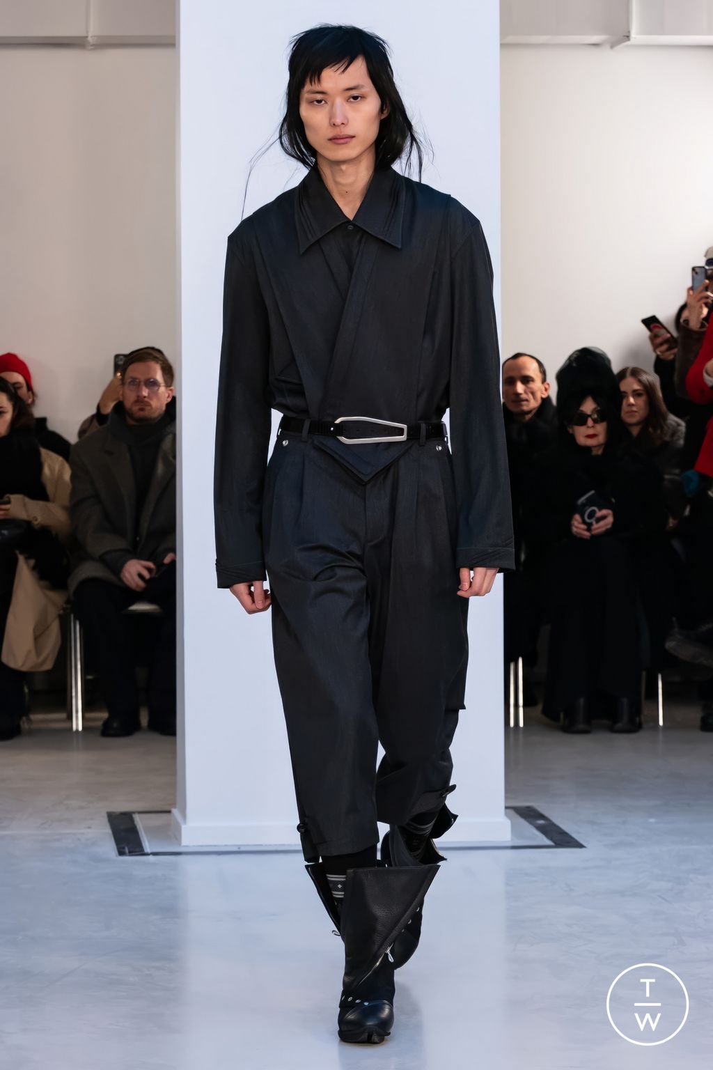 Fashion Week Paris Fall/Winter 2024 look 1 de la collection Kiko Kostadinov menswear