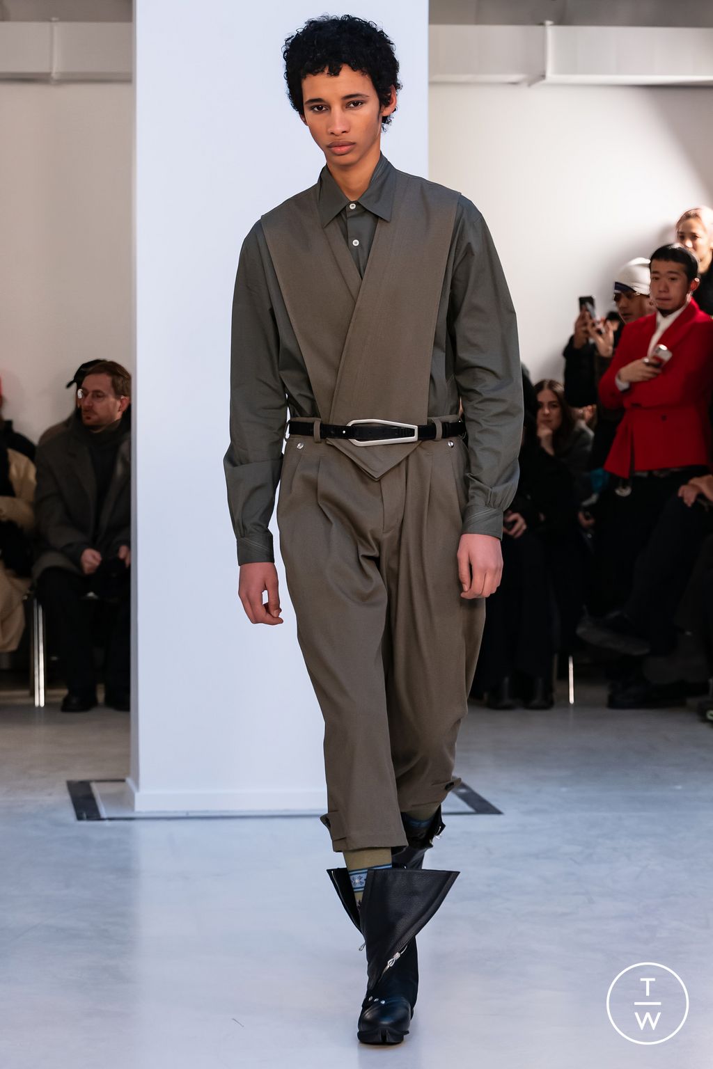 Fashion Week Paris Fall/Winter 2024 look 2 de la collection Kiko Kostadinov menswear
