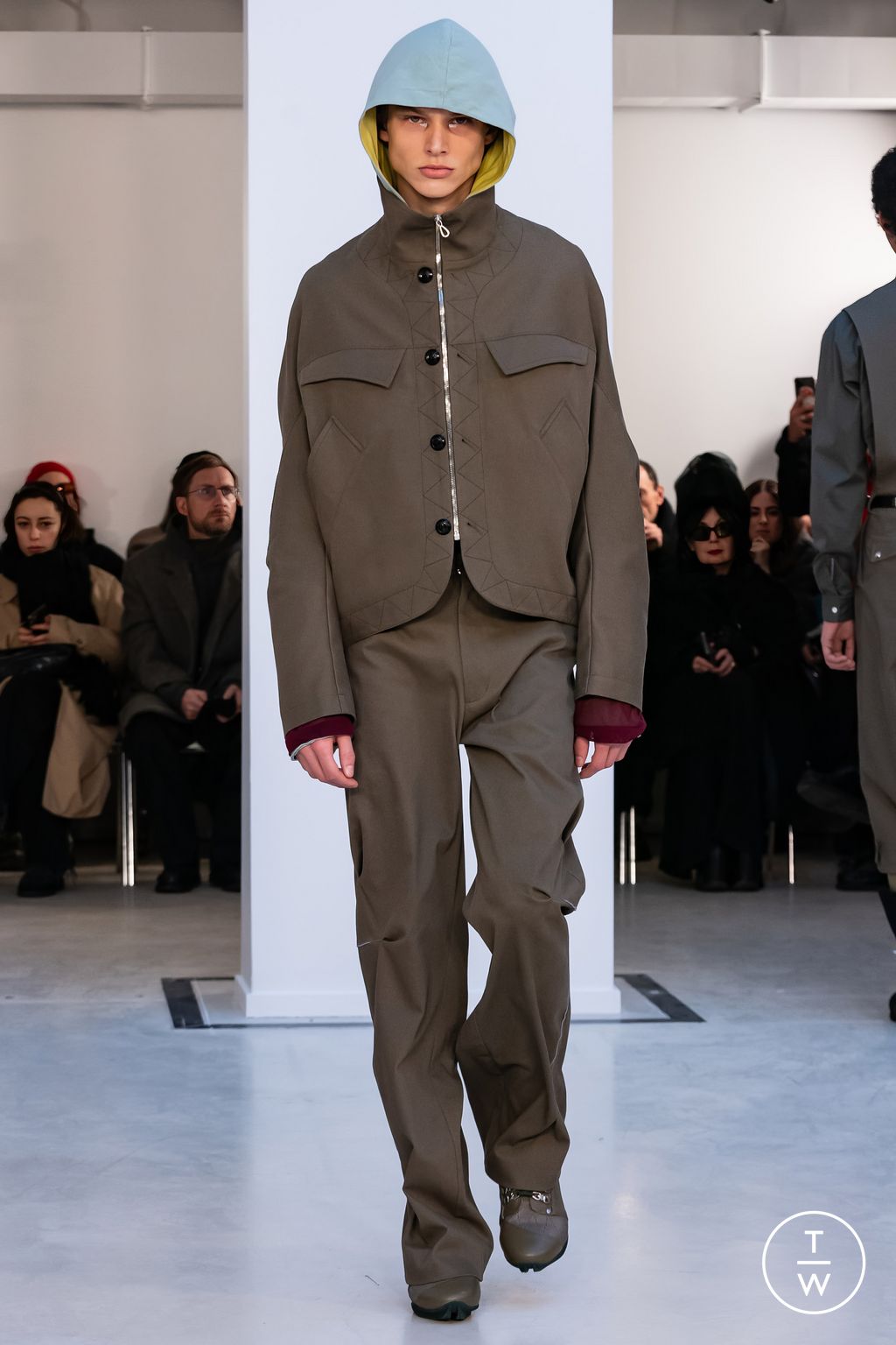 Fashion Week Paris Fall/Winter 2024 look 3 de la collection Kiko Kostadinov menswear