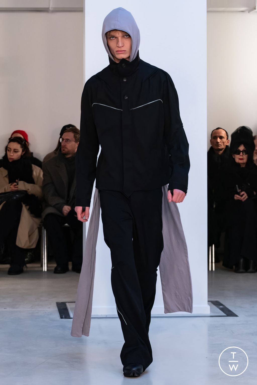 Fashion Week Paris Fall/Winter 2024 look 4 de la collection Kiko Kostadinov menswear