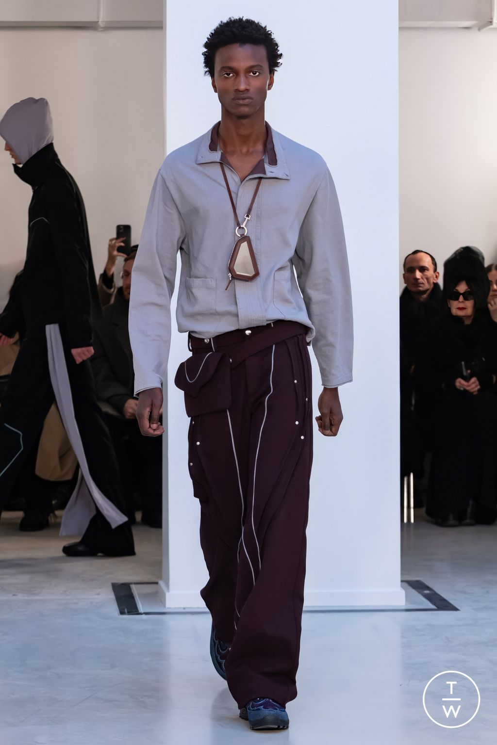 Fashion Week Paris Fall/Winter 2024 look 5 de la collection Kiko Kostadinov menswear
