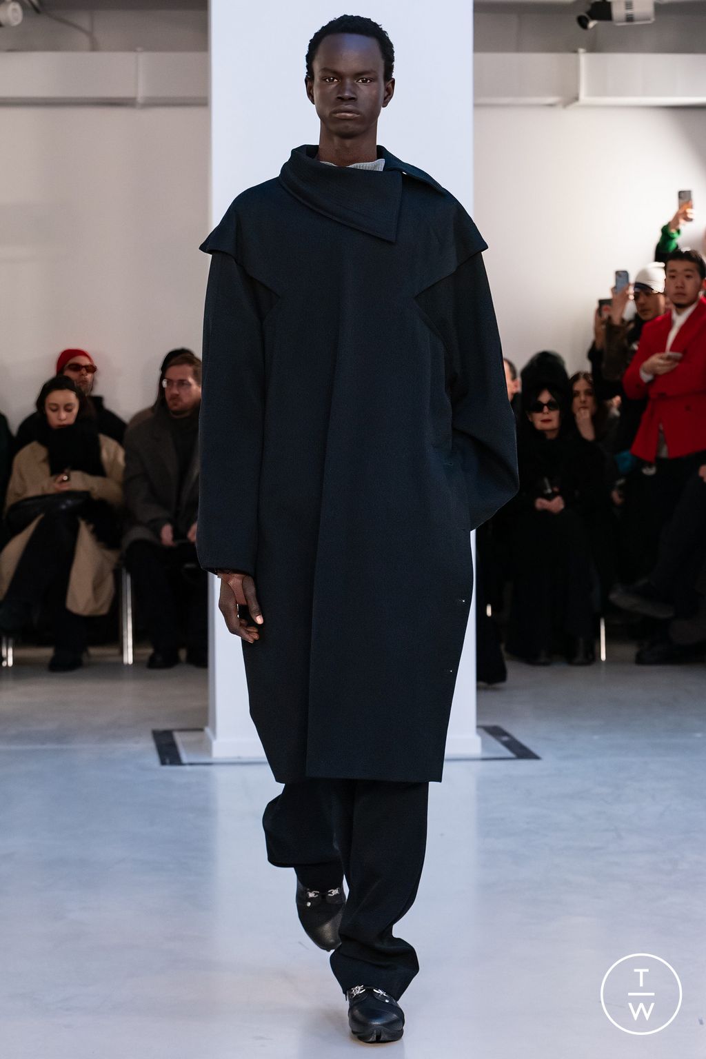 Fashion Week Paris Fall/Winter 2024 look 9 de la collection Kiko Kostadinov menswear