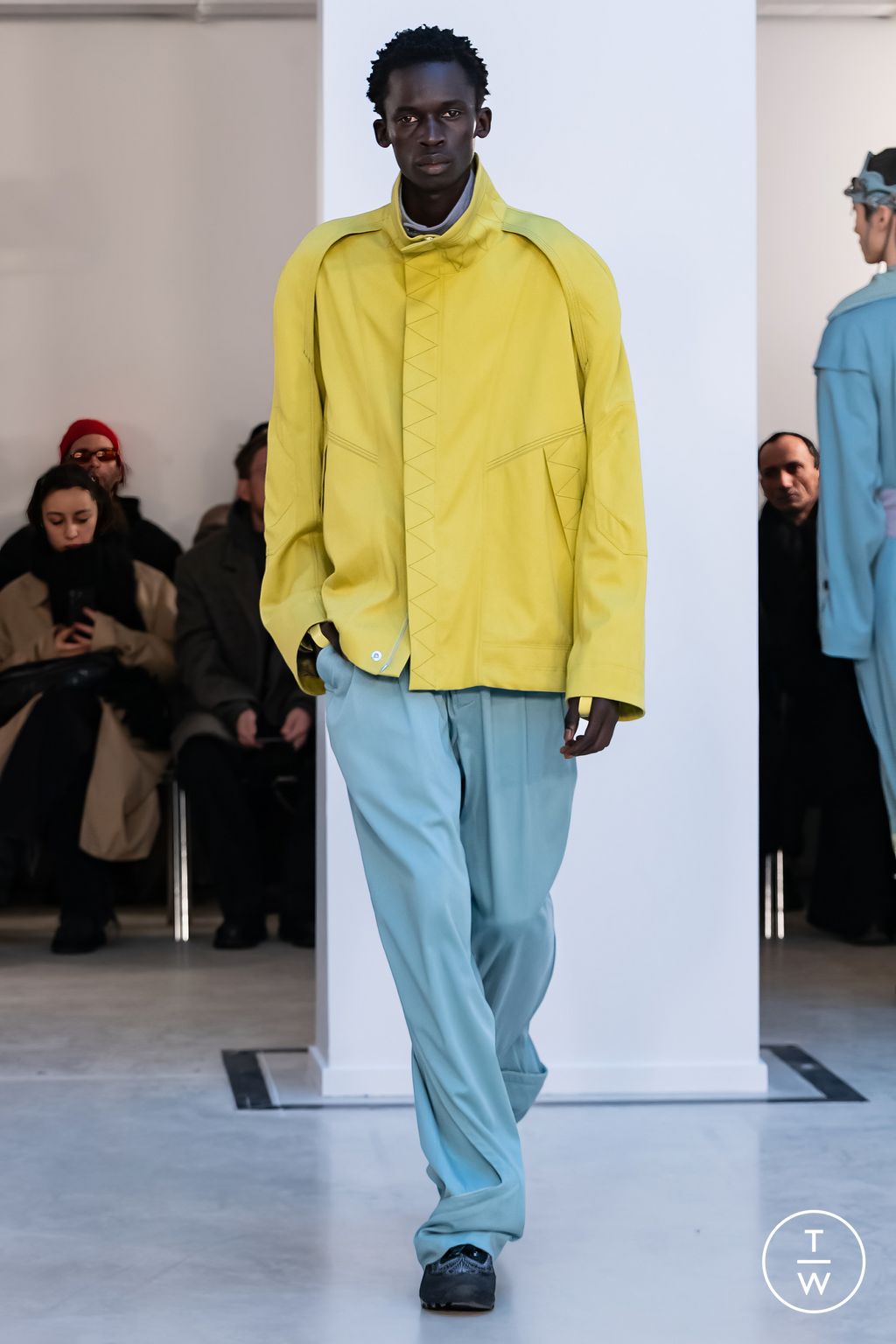 Fashion Week Paris Fall/Winter 2024 look 14 de la collection Kiko Kostadinov menswear