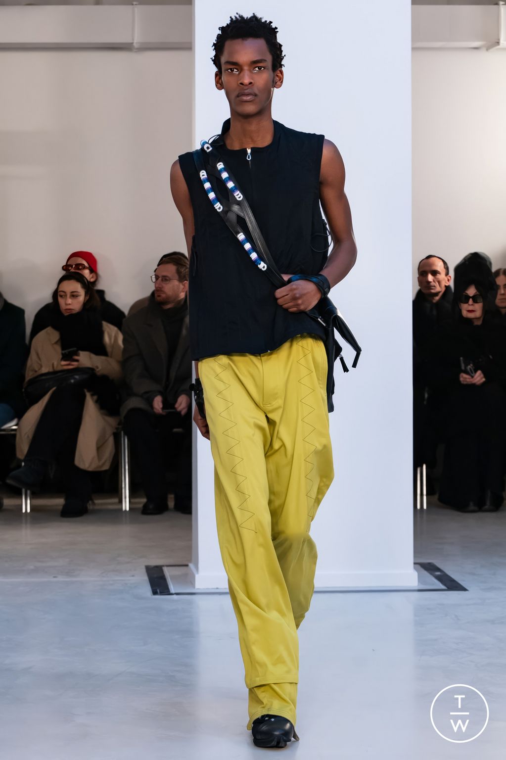 Fashion Week Paris Fall/Winter 2024 look 15 de la collection Kiko Kostadinov menswear