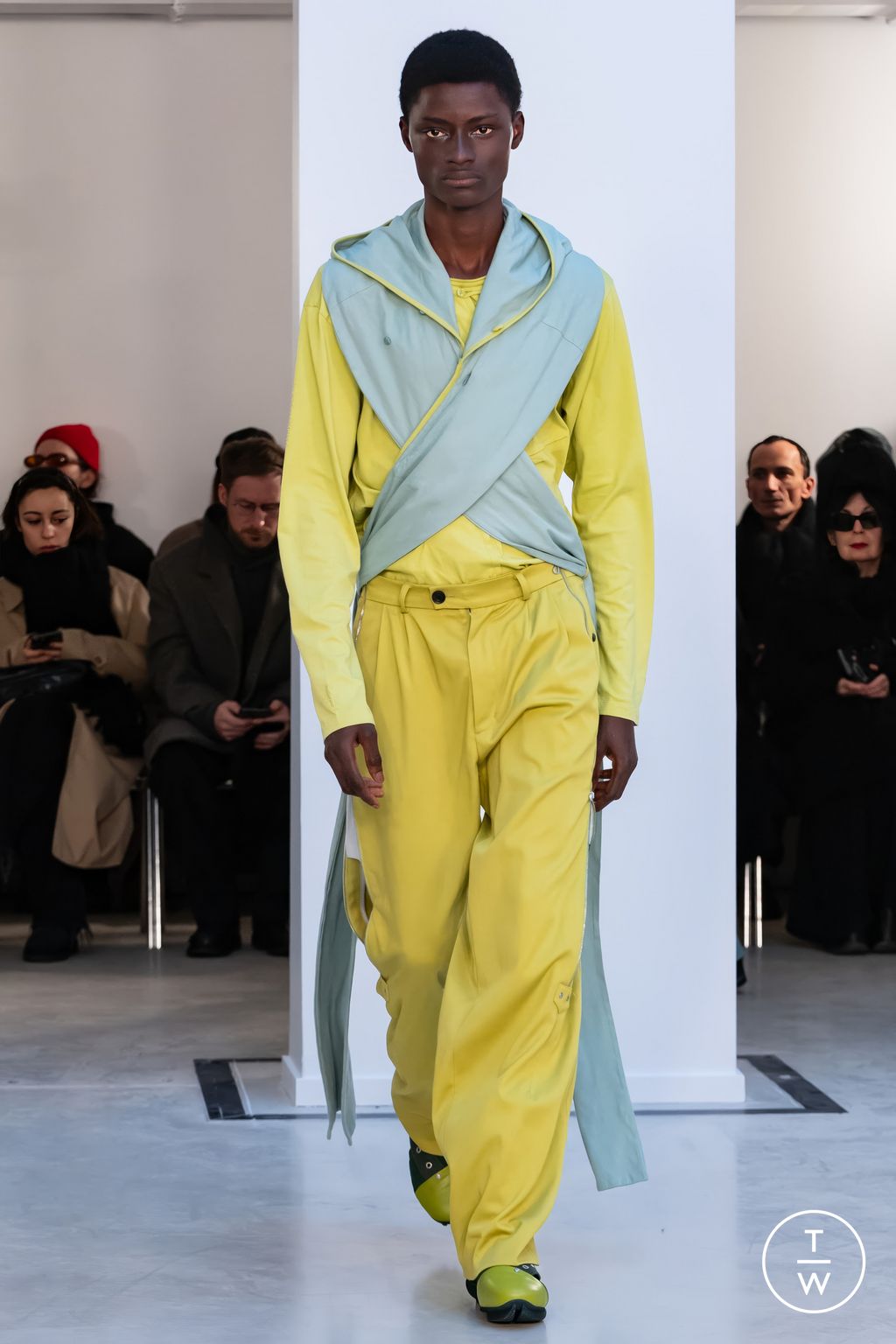 Fashion Week Paris Fall/Winter 2024 look 17 de la collection Kiko Kostadinov menswear