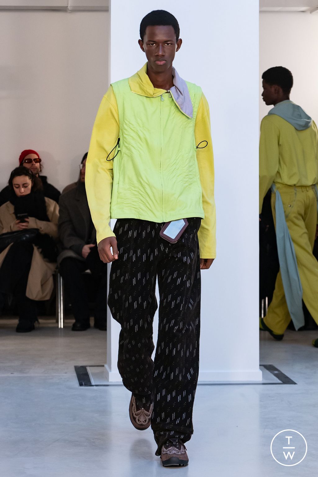 Fashion Week Paris Fall/Winter 2024 look 18 de la collection Kiko Kostadinov menswear