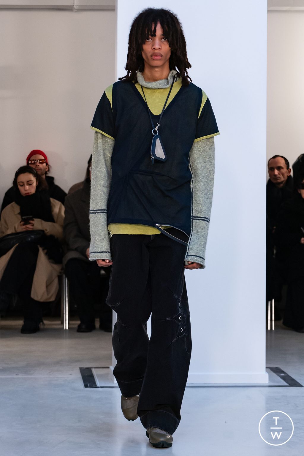 Fashion Week Paris Fall/Winter 2024 look 19 de la collection Kiko Kostadinov menswear