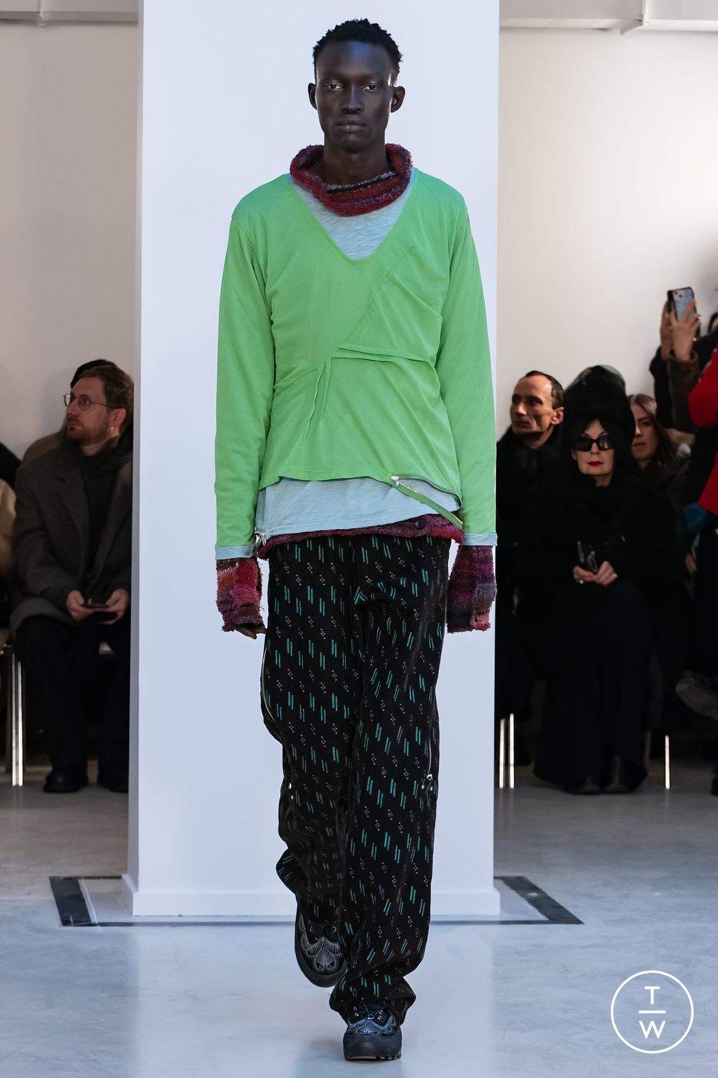 Fashion Week Paris Fall/Winter 2024 look 20 de la collection Kiko Kostadinov menswear