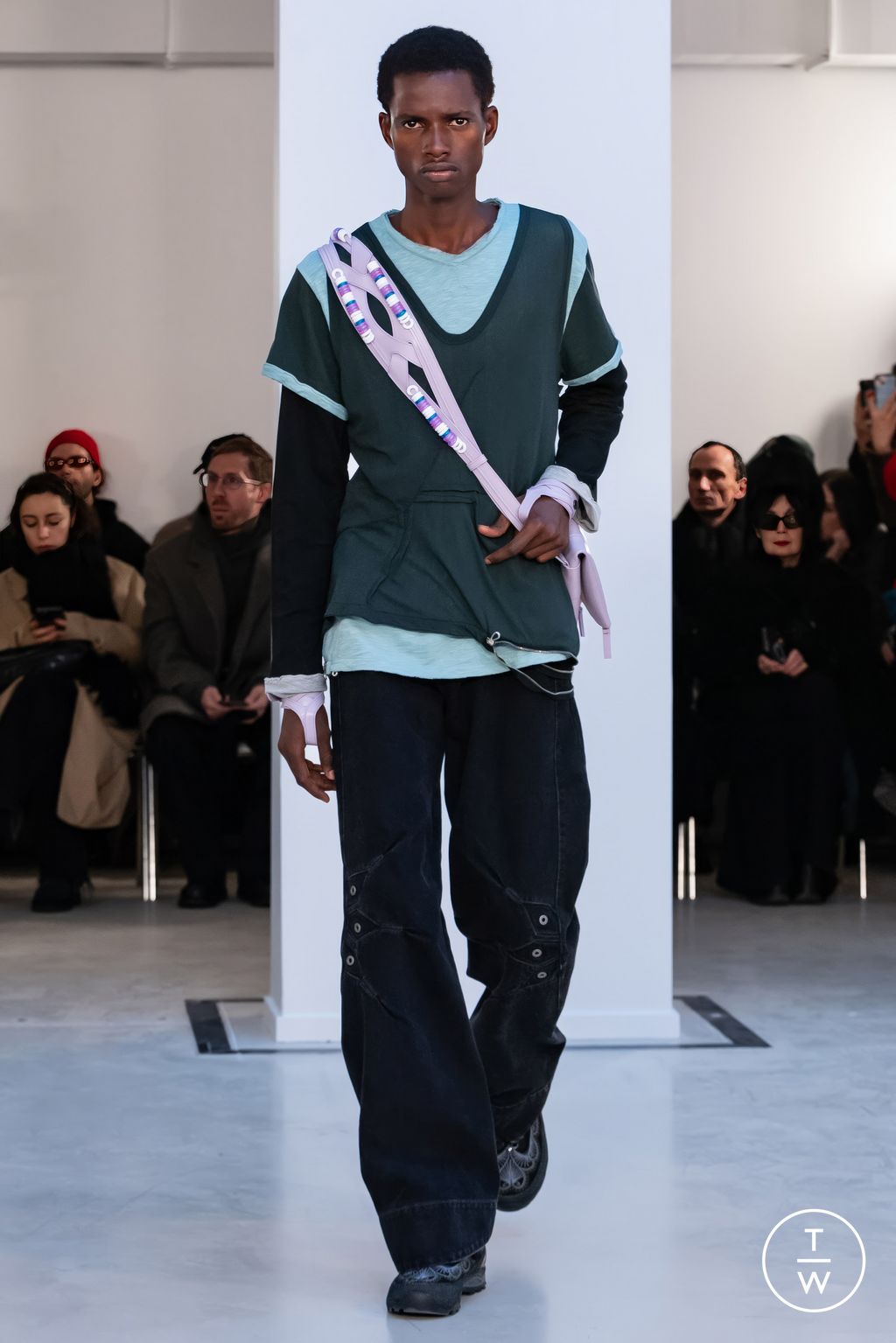 Fashion Week Paris Fall/Winter 2024 look 21 de la collection Kiko Kostadinov menswear