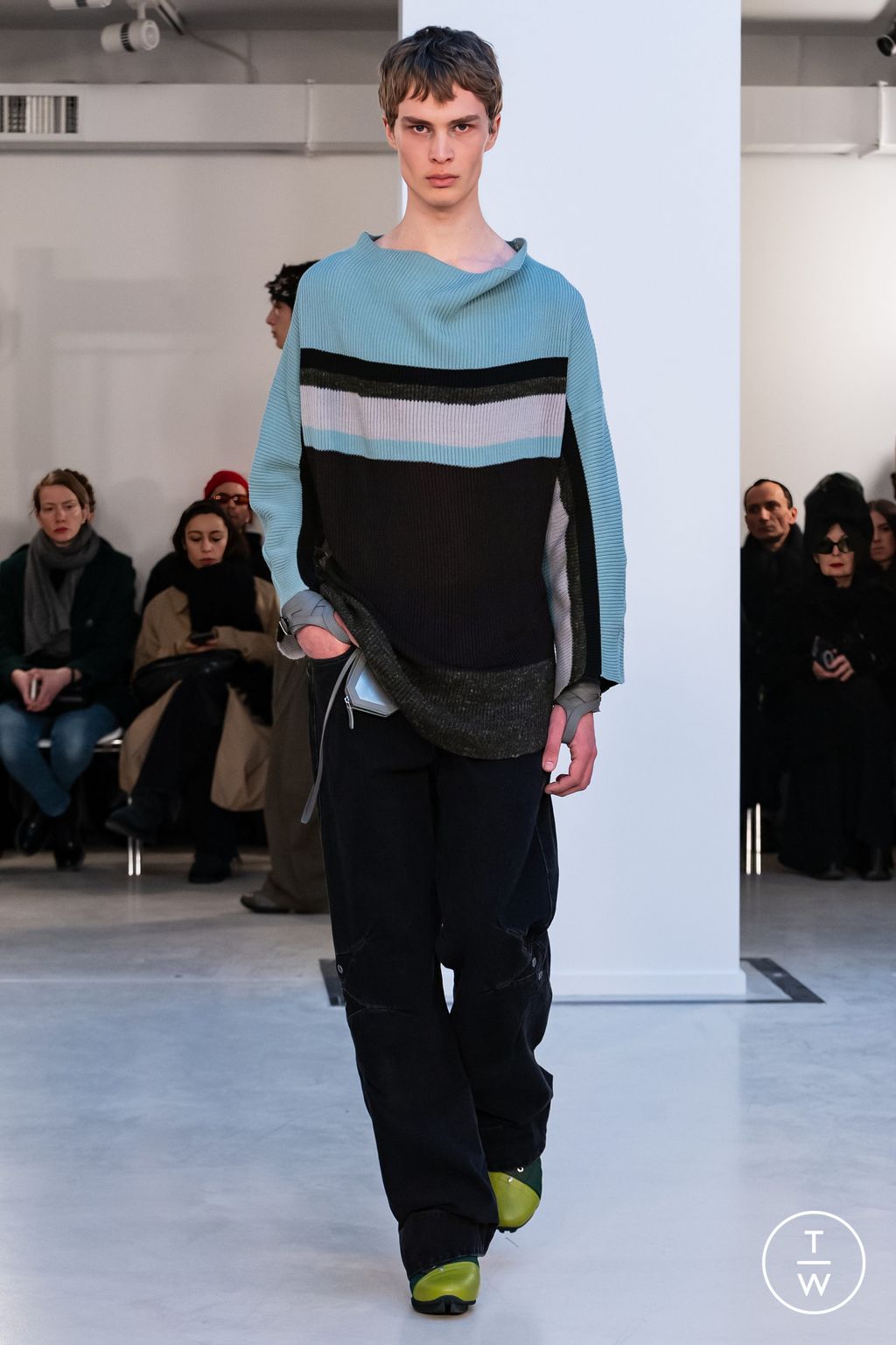 Fashion Week Paris Fall/Winter 2024 look 26 de la collection Kiko Kostadinov menswear