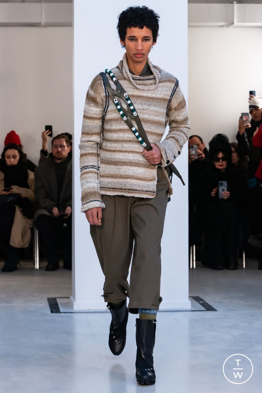 Fashion Week Paris Fall/Winter 2024 look 29 de la collection Kiko Kostadinov menswear