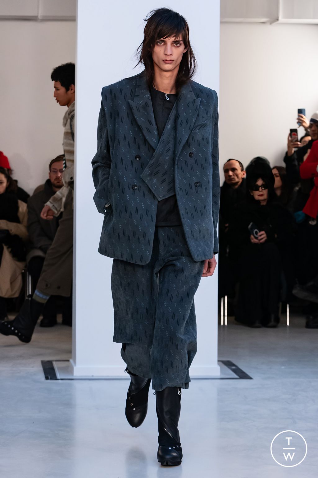 Fashion Week Paris Fall/Winter 2024 look 30 from the Kiko Kostadinov collection menswear