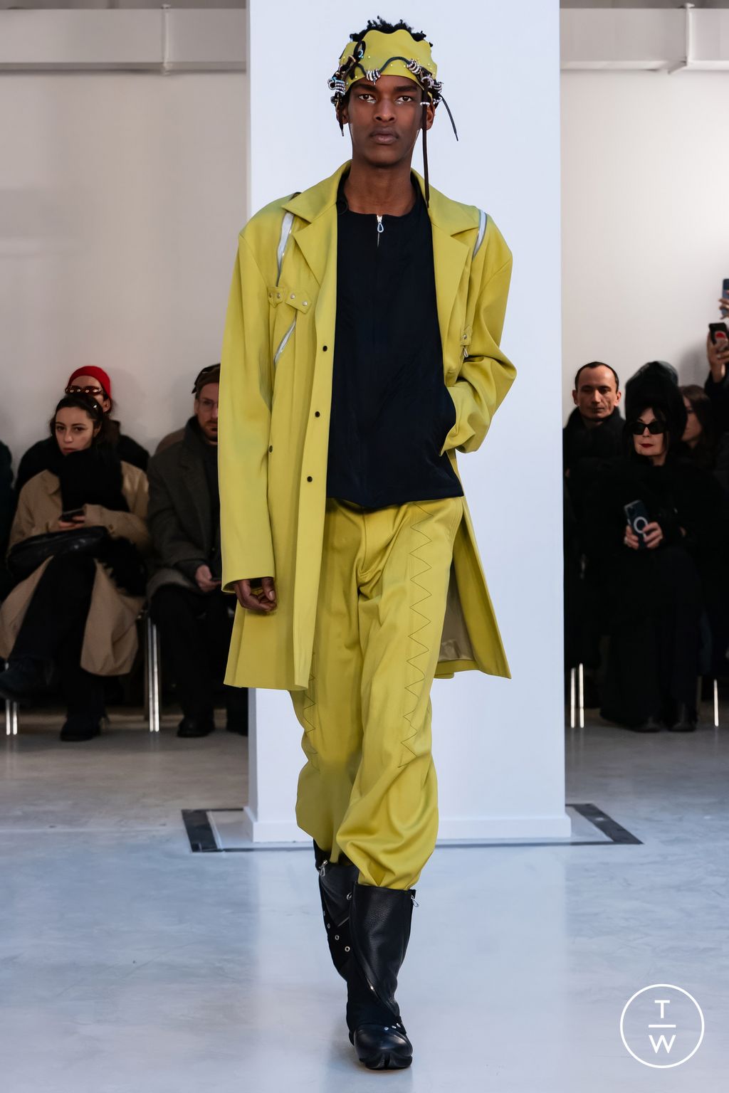 Fashion Week Paris Fall/Winter 2024 look 35 de la collection Kiko Kostadinov menswear