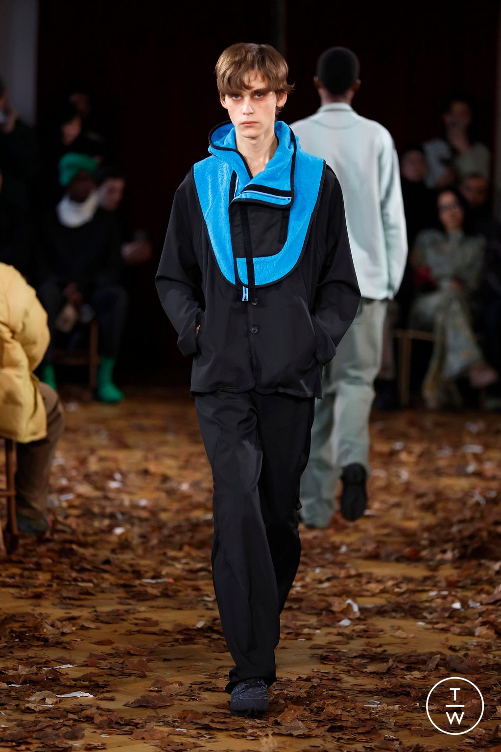 Fashion Week Paris Fall/Winter 2025 look 16 from the Kiko Kostadinov collection menswear