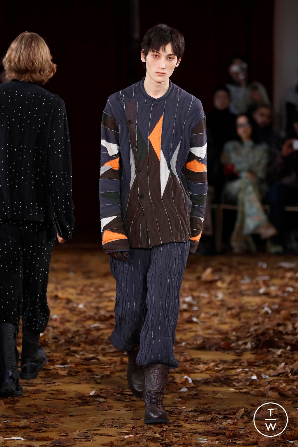 Fashion Week Paris Fall/Winter 2025 look 17 from the Kiko Kostadinov collection menswear
