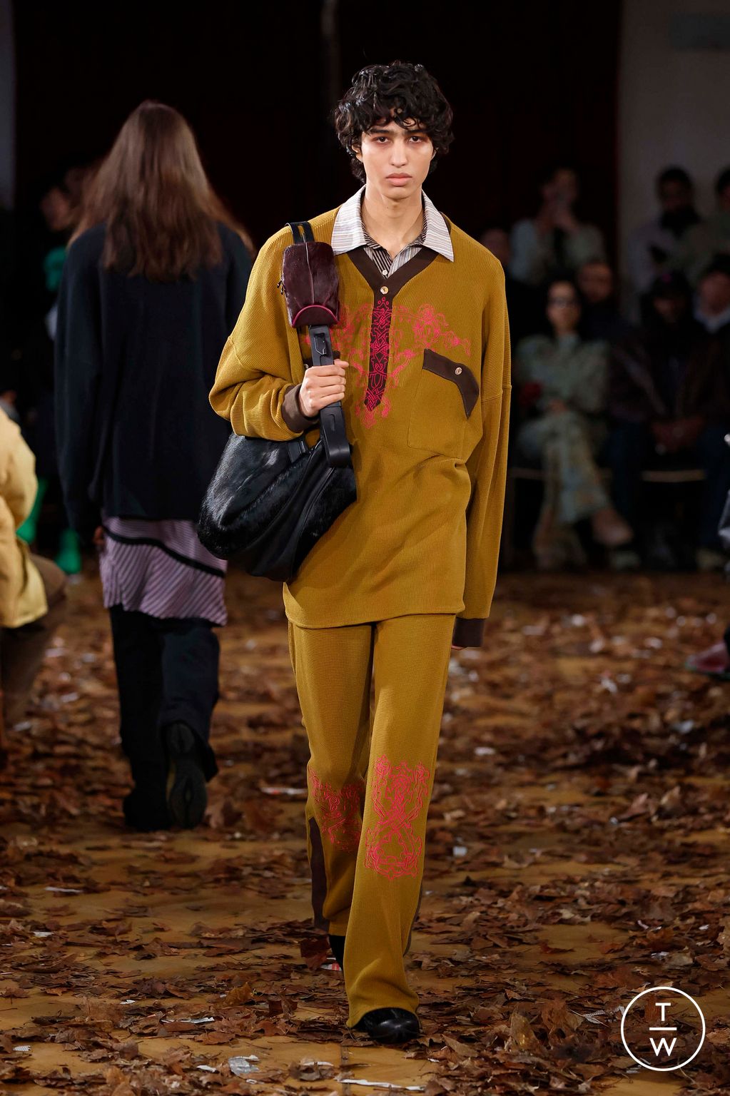 Fashion Week Paris Fall/Winter 2025 look 26 from the Kiko Kostadinov collection menswear