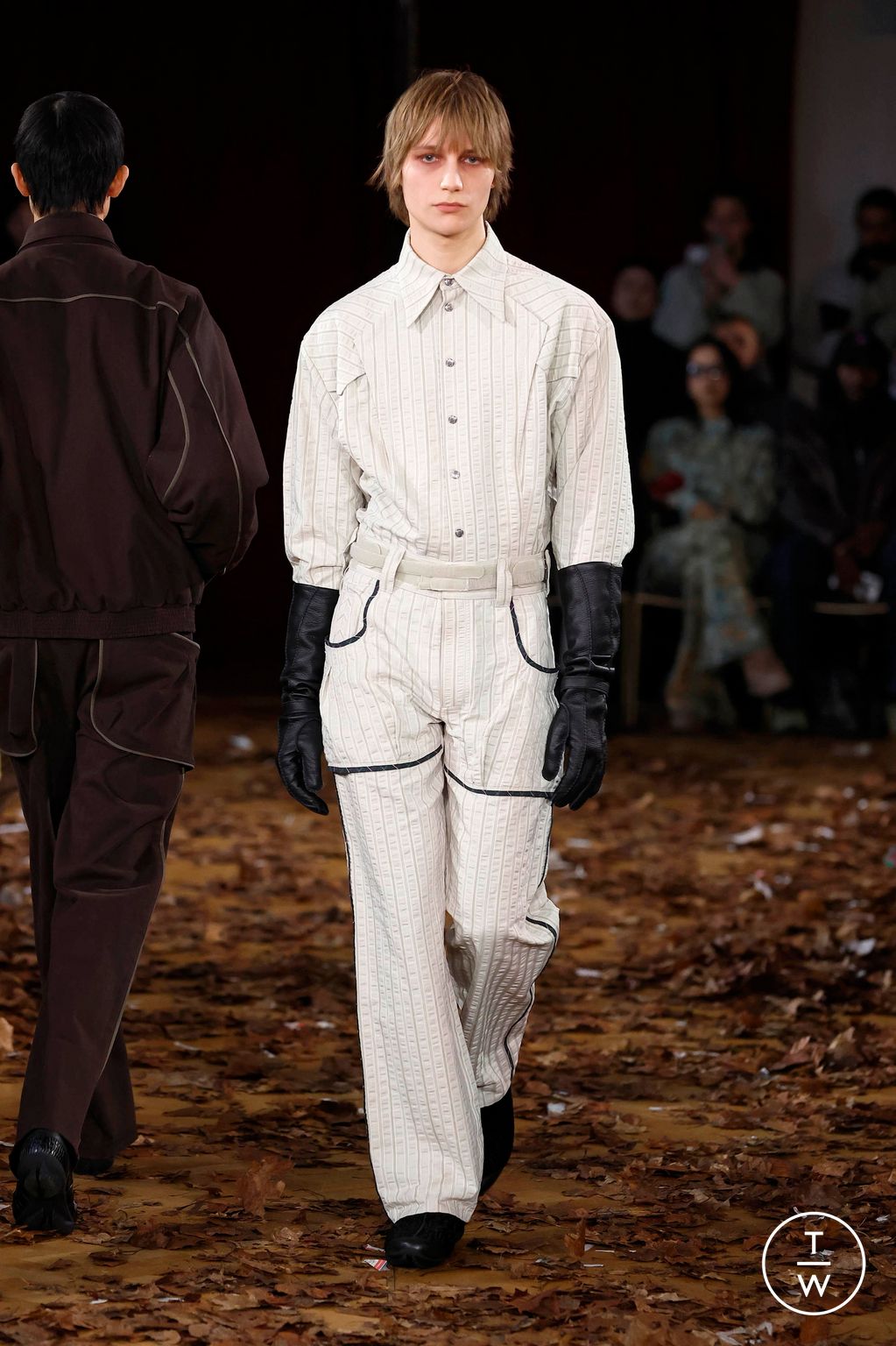 Fashion Week Paris Fall/Winter 2025 look 32 from the Kiko Kostadinov collection menswear