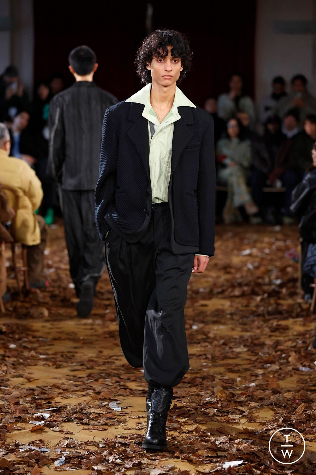 Fashion Week Paris Fall/Winter 2025 look 35 from the Kiko Kostadinov collection menswear