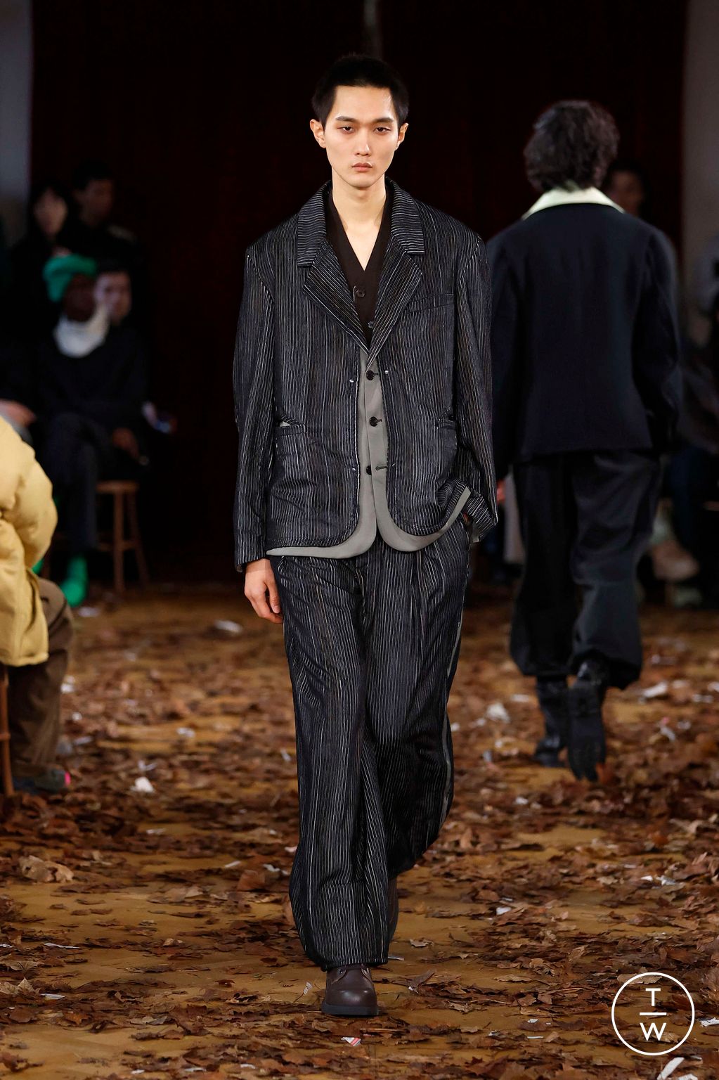 Fashion Week Paris Fall/Winter 2025 look 36 from the Kiko Kostadinov collection menswear
