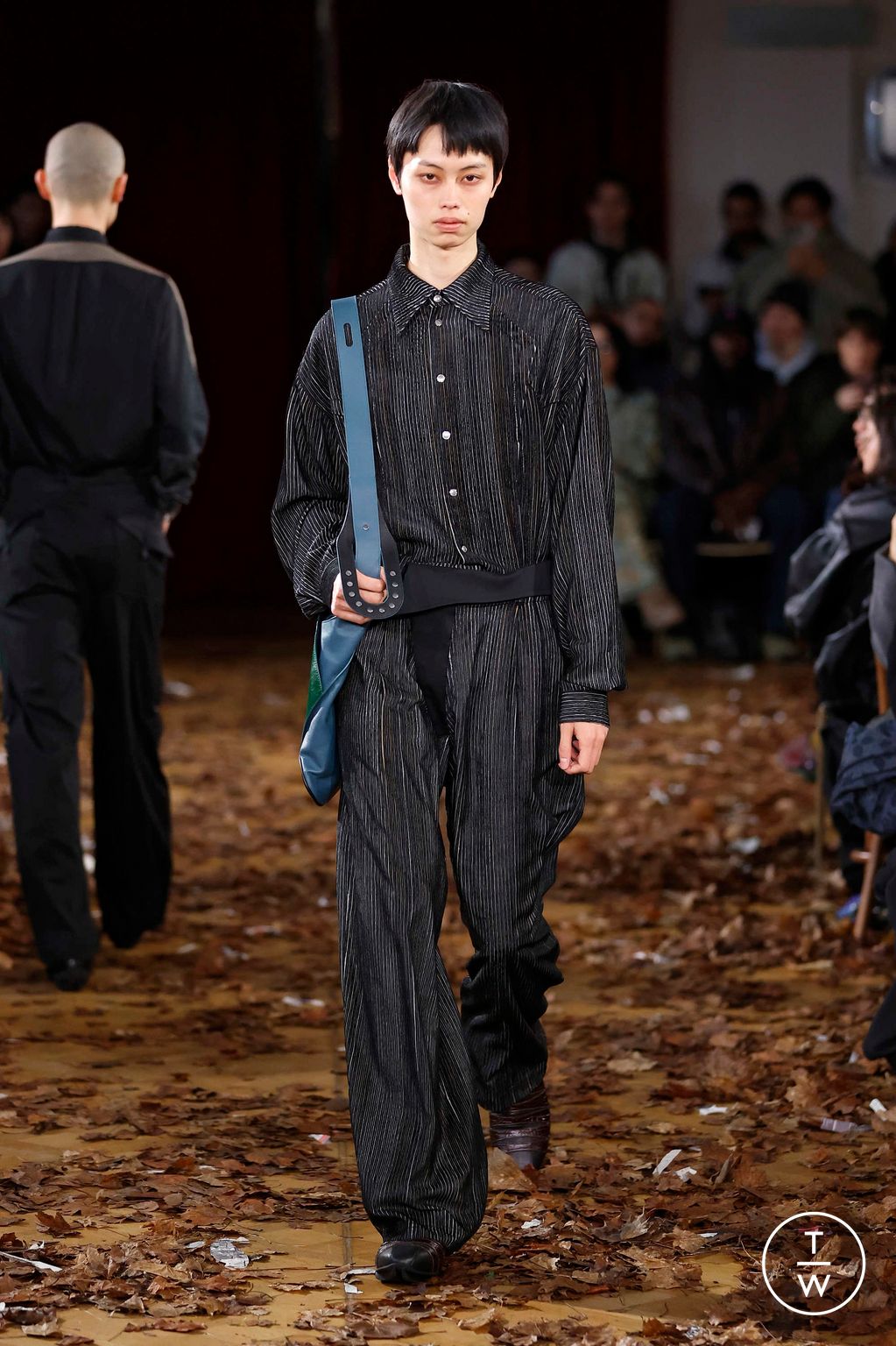Fashion Week Paris Fall/Winter 2025 look 37 from the Kiko Kostadinov collection menswear