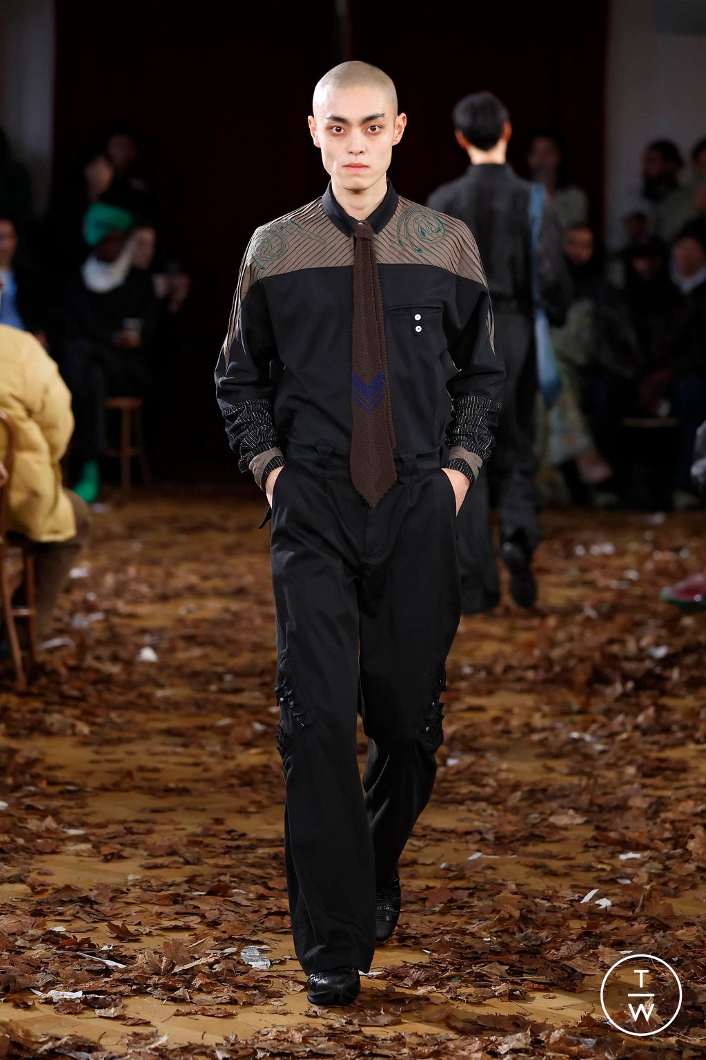 Fashion Week Paris Fall/Winter 2025 look 38 from the Kiko Kostadinov collection menswear