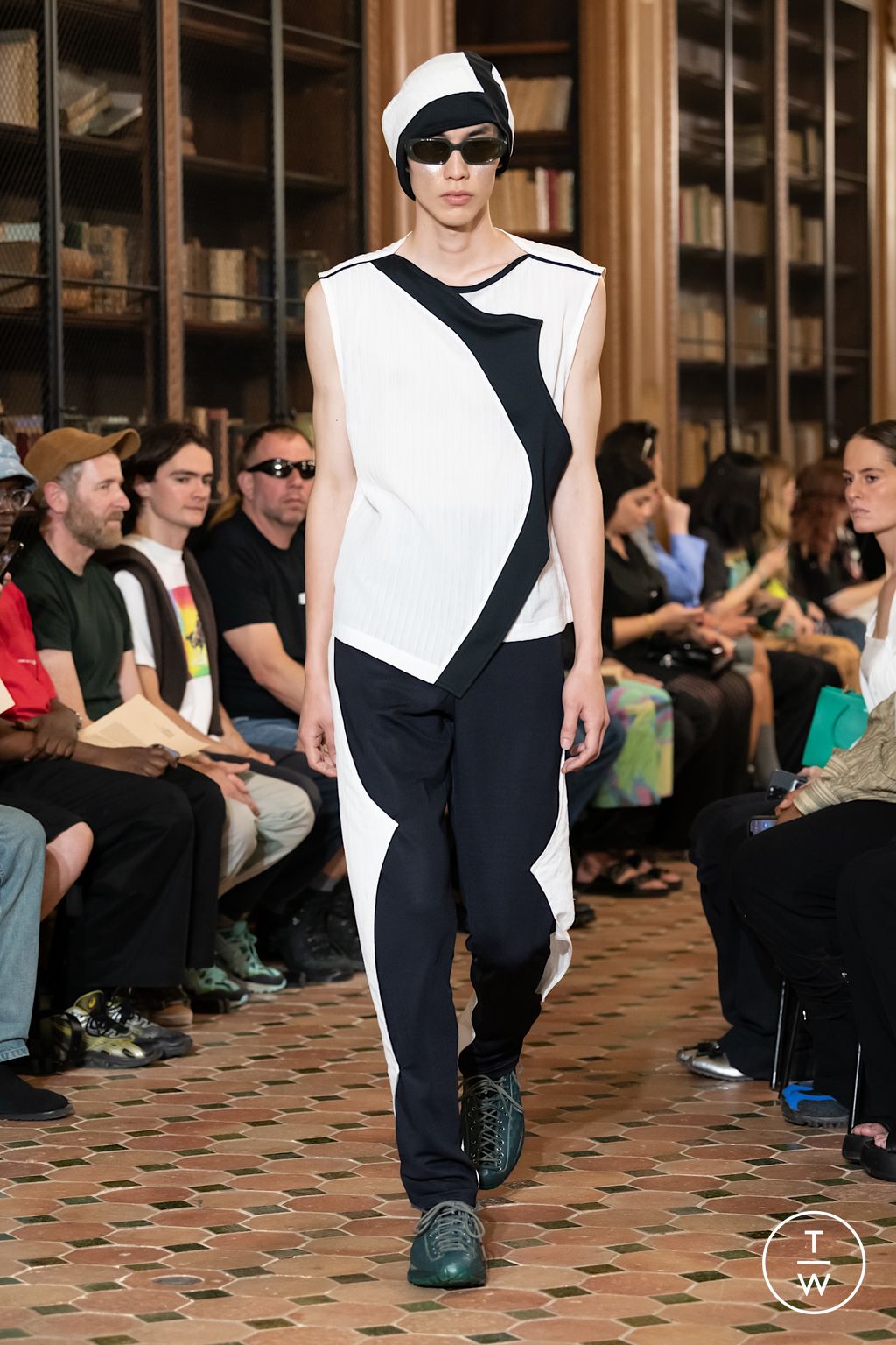 Fashion Week Paris Spring/Summer 2023 look 28 from the Kiko Kostadinov collection menswear
