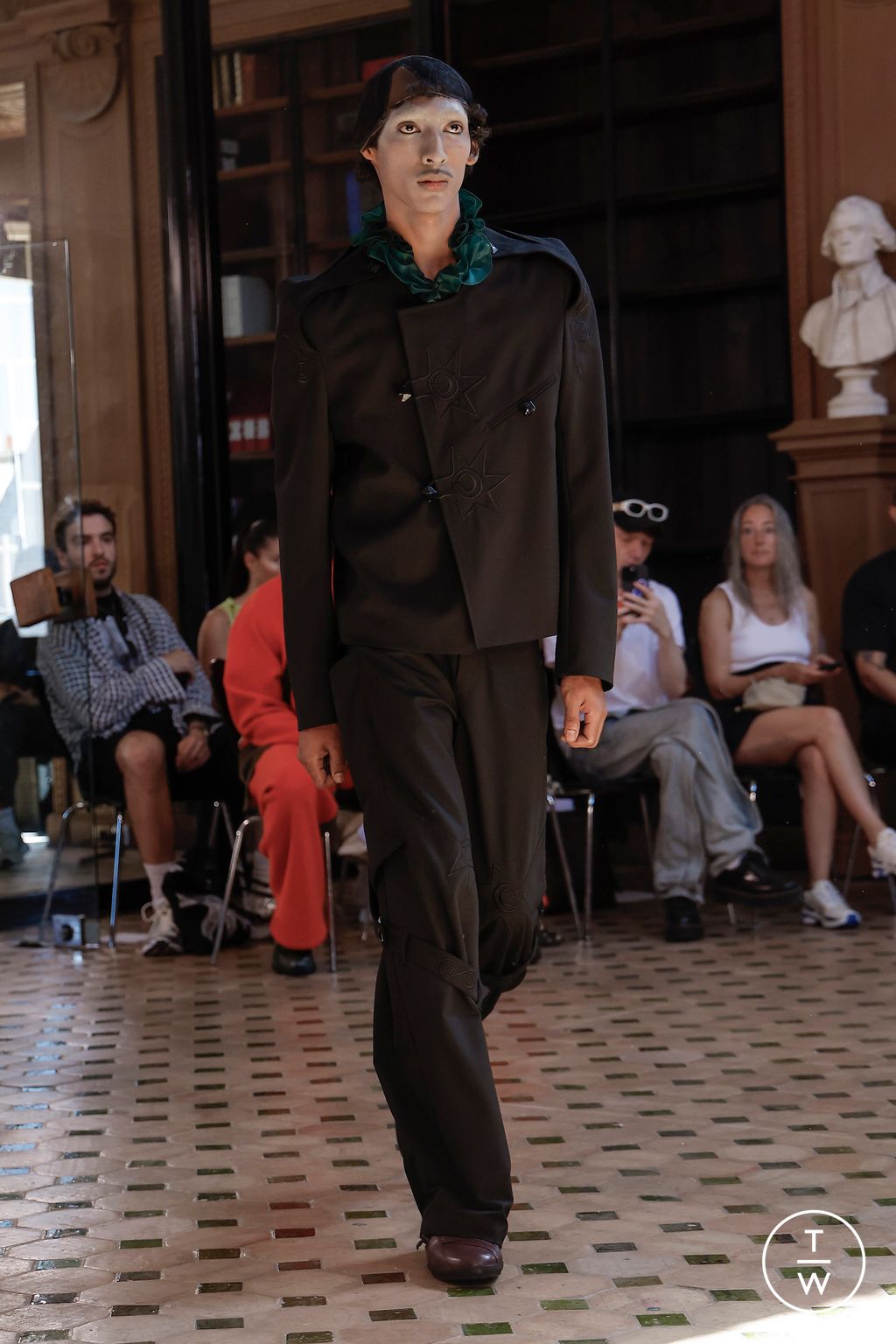 Fashion Week Paris Spring/Summer 2024 look 1 de la collection Kiko Kostadinov menswear