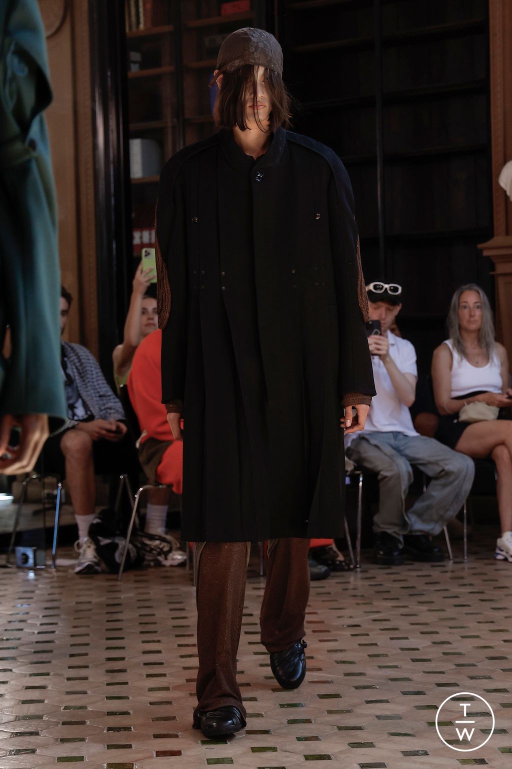 Fashion Week Paris Spring/Summer 2024 look 6 de la collection Kiko Kostadinov menswear