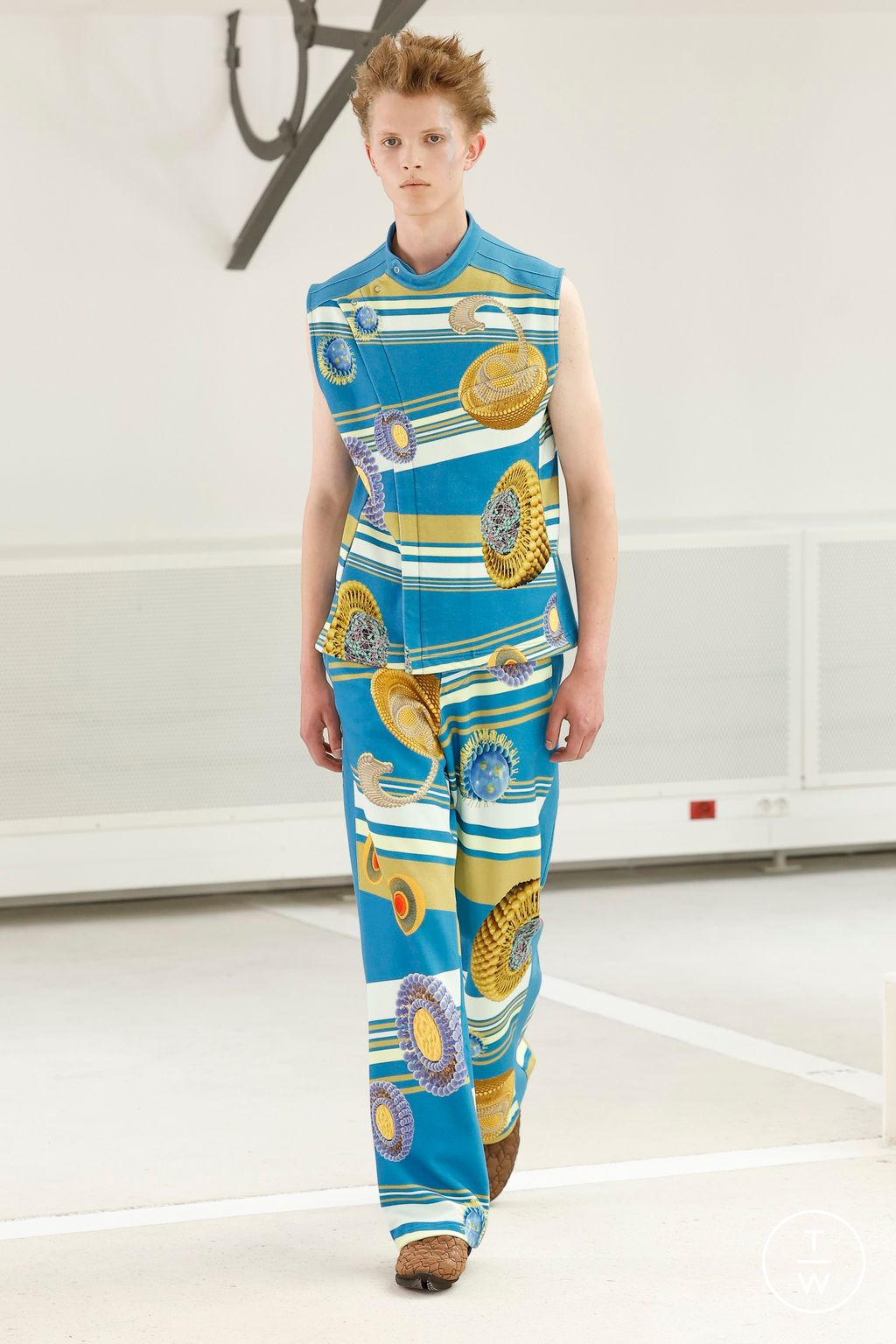Fashion Week Paris Spring-Summer 2025 look 20 from the Kiko Kostadinov collection menswear